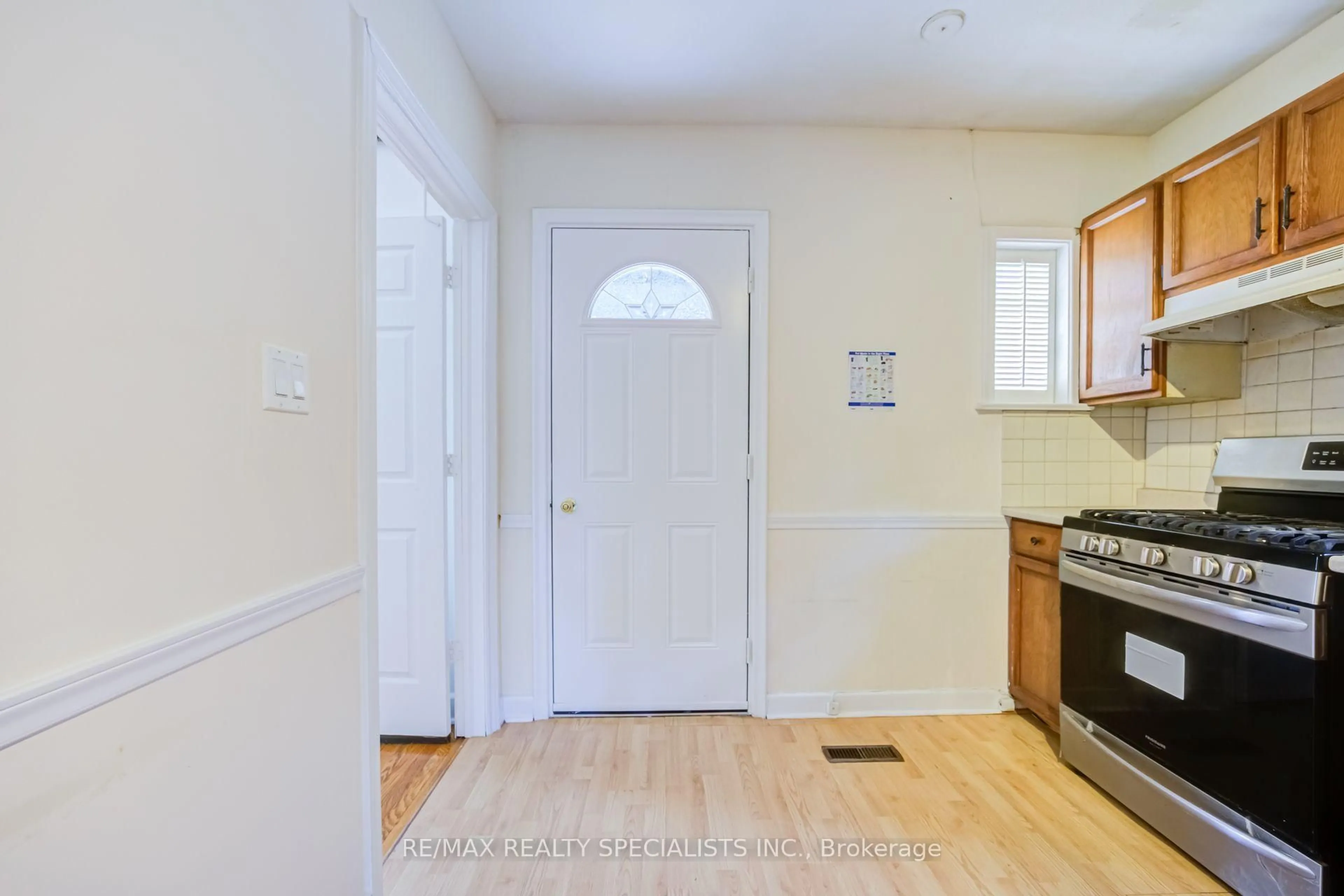 Indoor entryway for 47 Singleton Rd, Toronto Ontario M1R 1H8