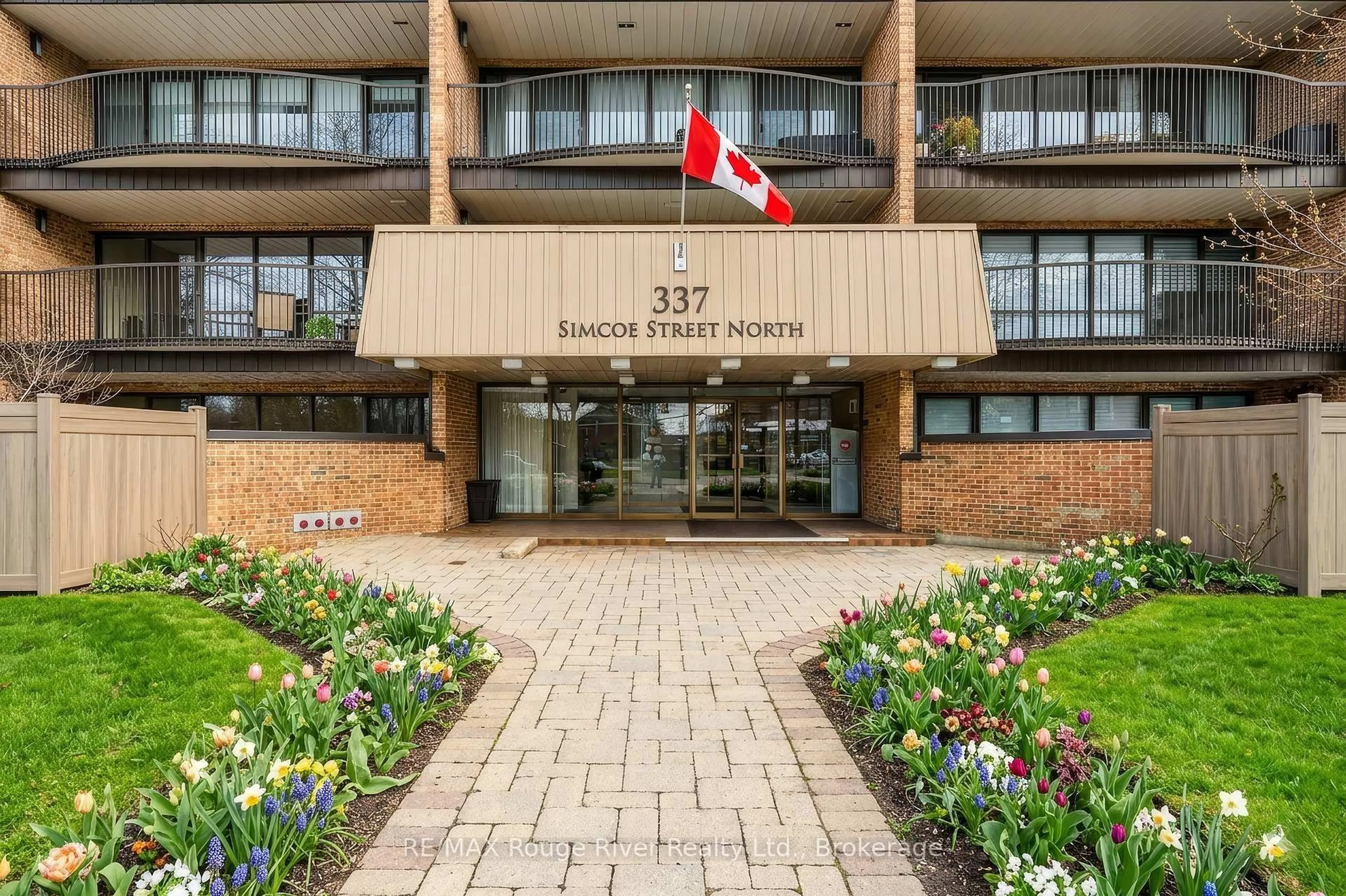 Indoor foyer for 337 Simcoe St #401, Oshawa Ontario L1G 4T2
