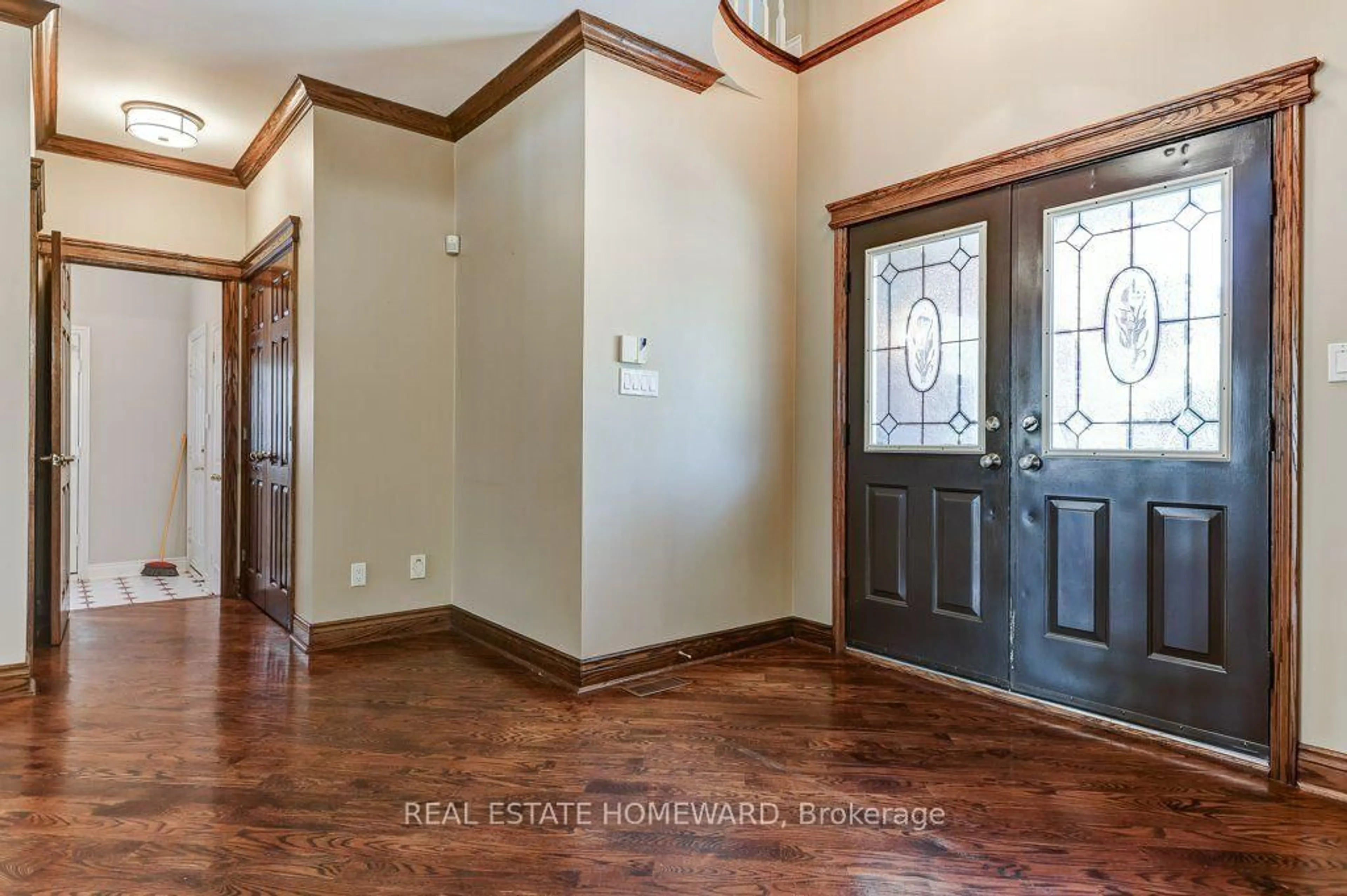 Indoor entryway for 807 Primrose Crt, Pickering Ontario L1X 2S8