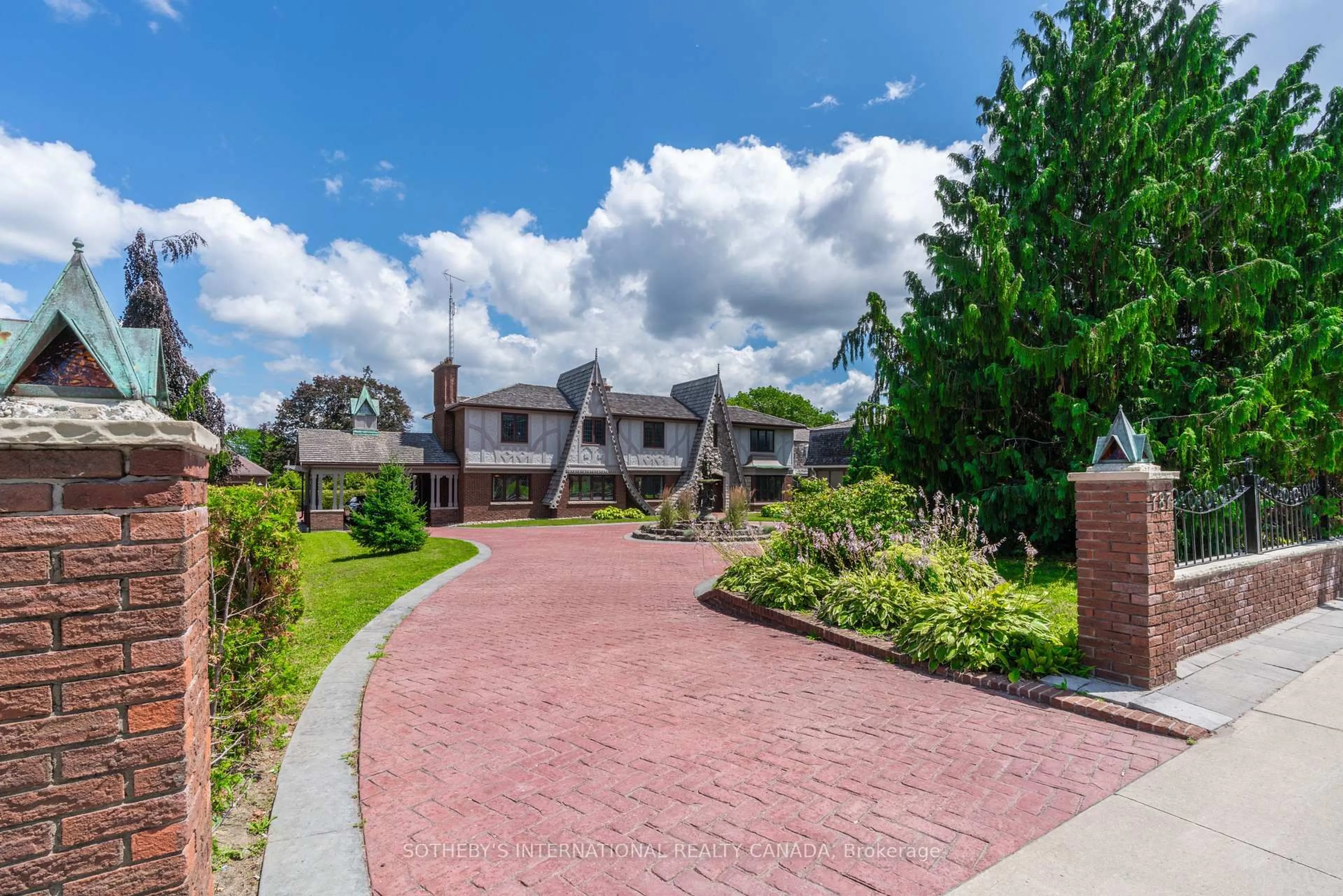 A pic from outside/outdoor area/front of a property/back of a property/a pic from drone, street for 787 Simcoe St, Oshawa Ontario L1G 4V9