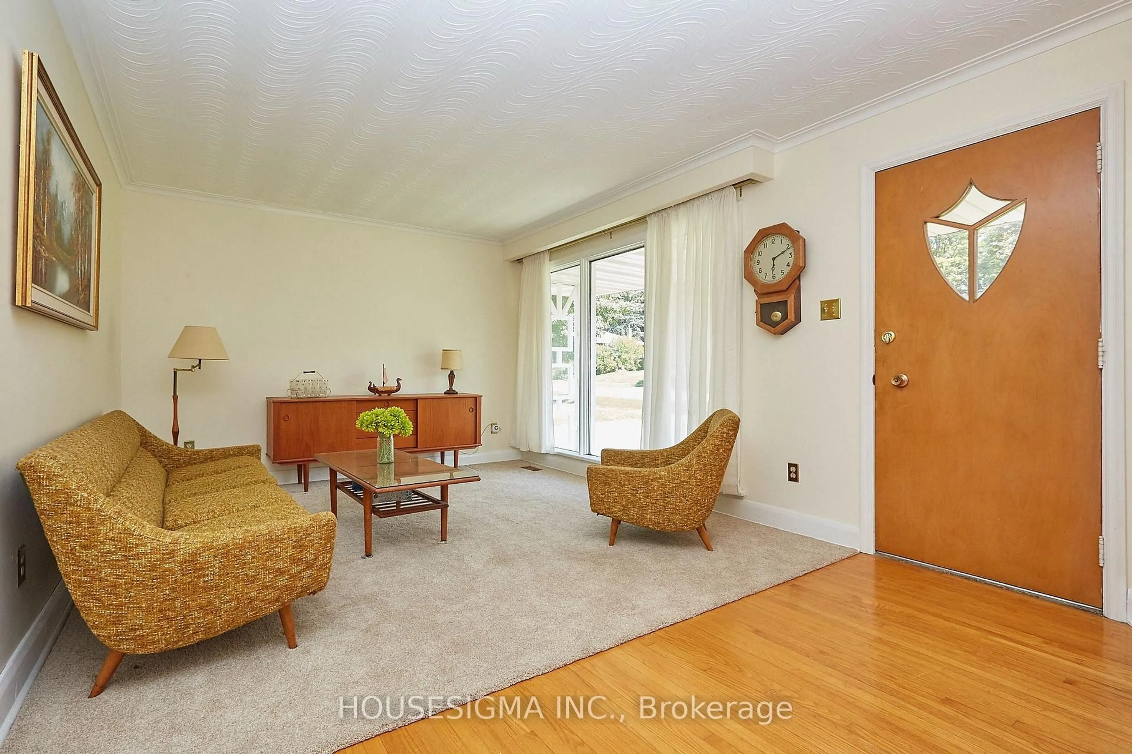 Living room with furniture, unknown for 212 Hallett Ave, Whitby Ontario L1N 5K8