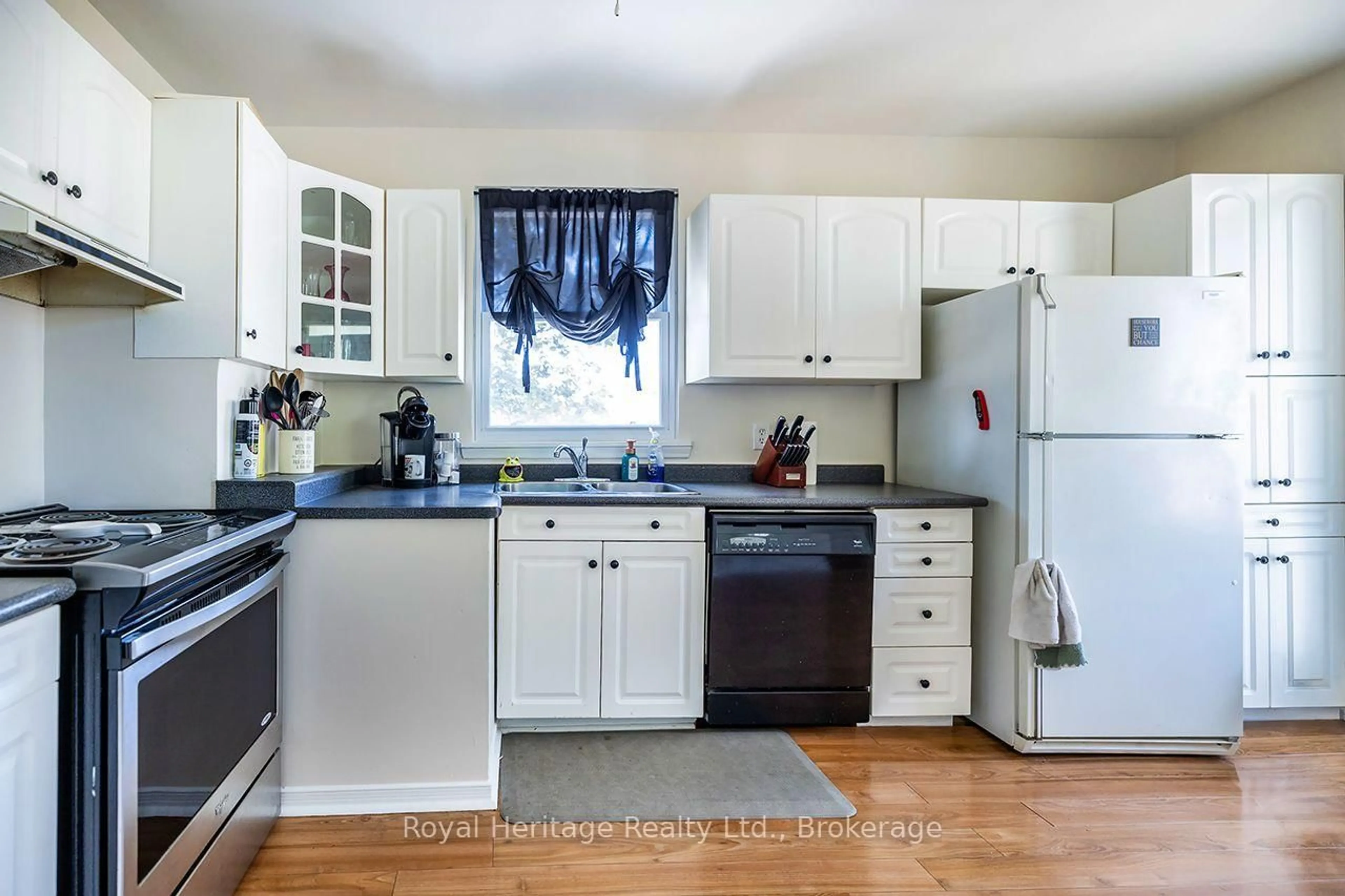 Standard kitchen, unknown for 42 Thorncroft Cres, Ajax Ontario L1S 2S2