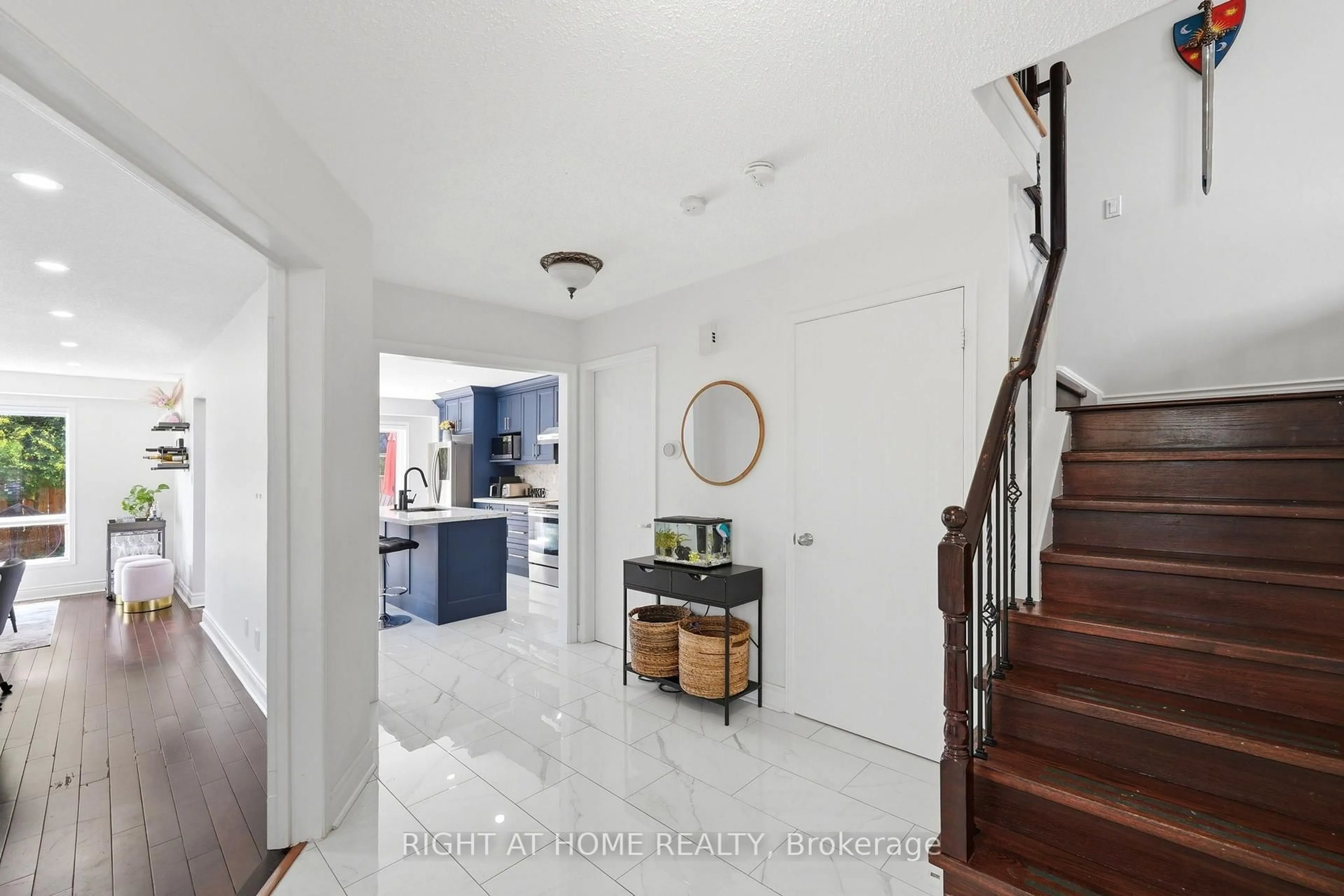 Indoor entryway for 2295 WILDWOOD Cres, Pickering Ontario L1X 2R8