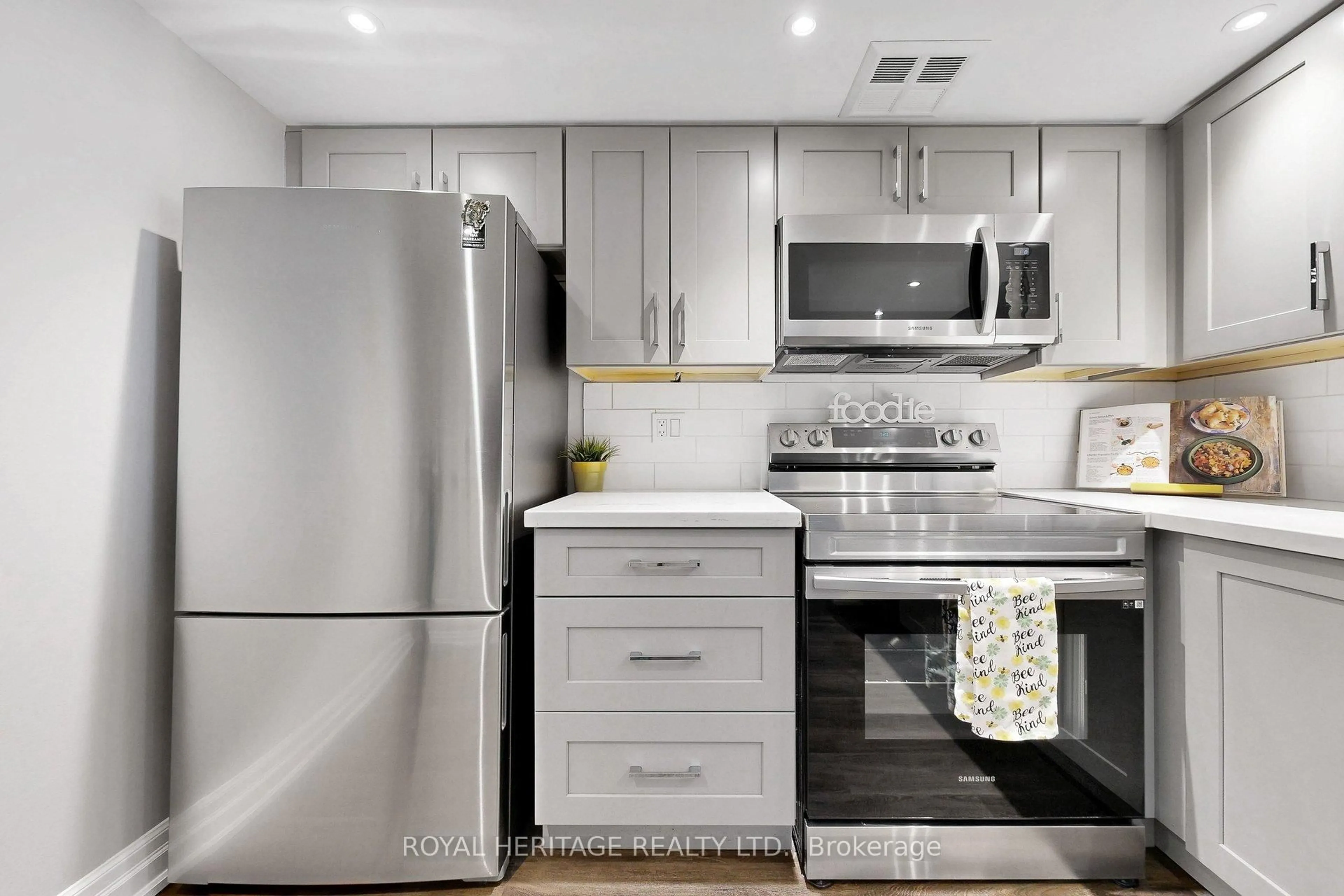 Standard kitchen, unknown for 20 guildwood Pkwy #207, Toronto Ontario M1B 5E6