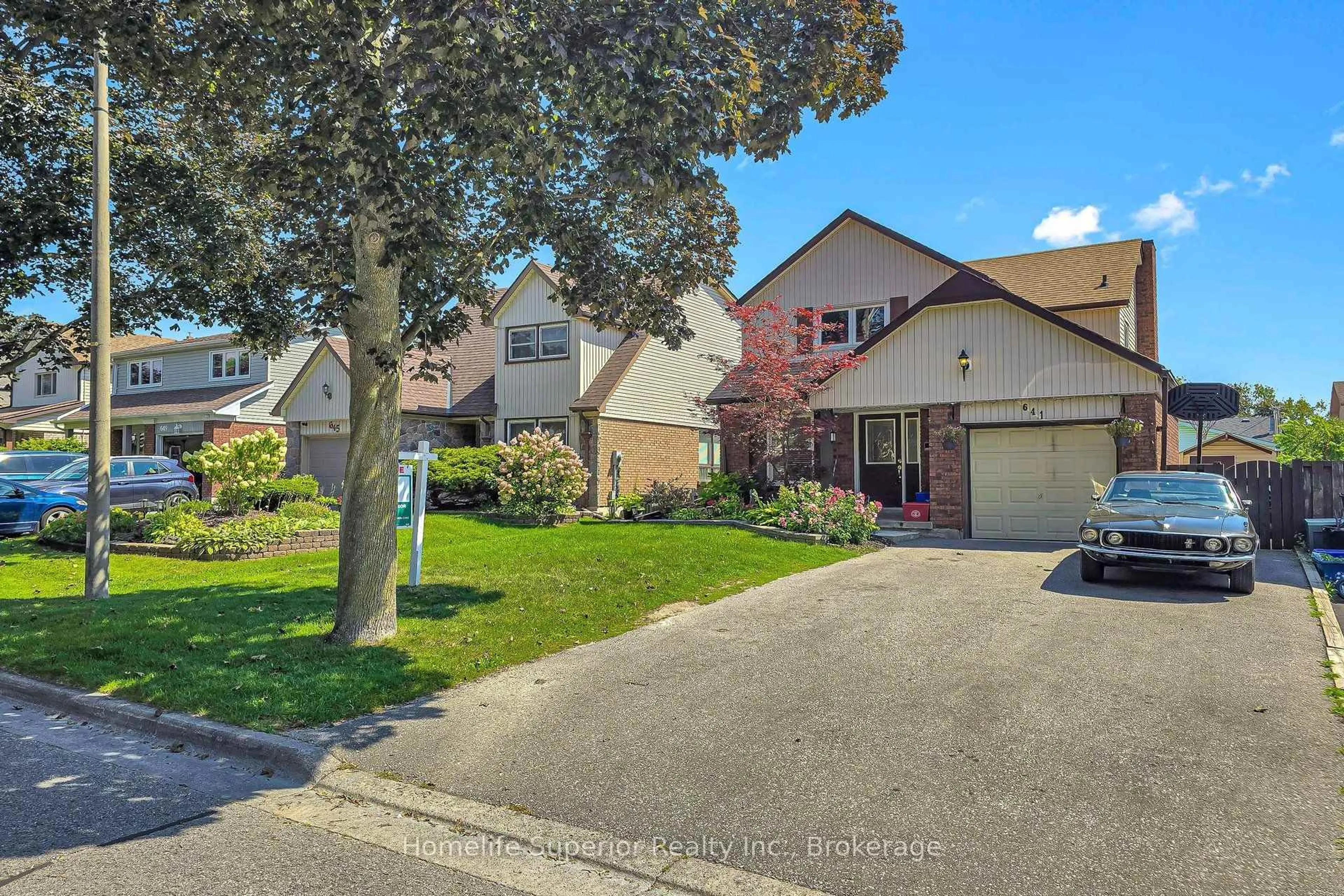 A pic from outside/outdoor area/front of a property/back of a property/a pic from drone, street for 641 Merlin Crt, Oshawa Ontario L1K 1M3
