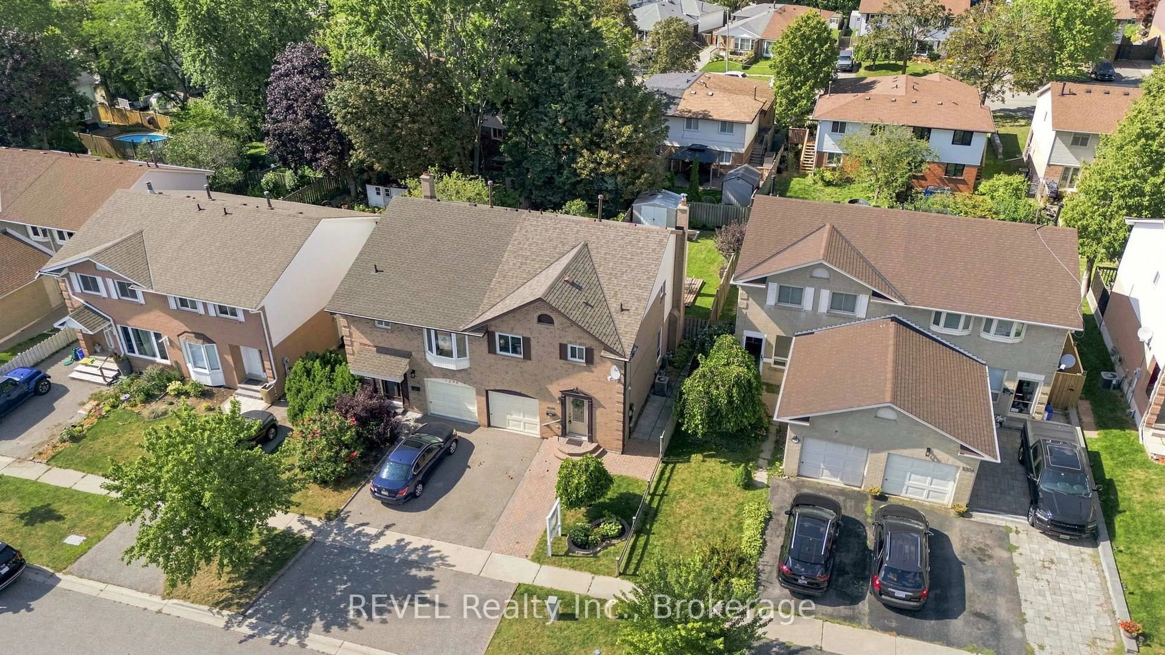 A pic from outside/outdoor area/front of a property/back of a property/a pic from drone, street for 1298 Pinehurst Ave, Oshawa Ontario L1H 8G5