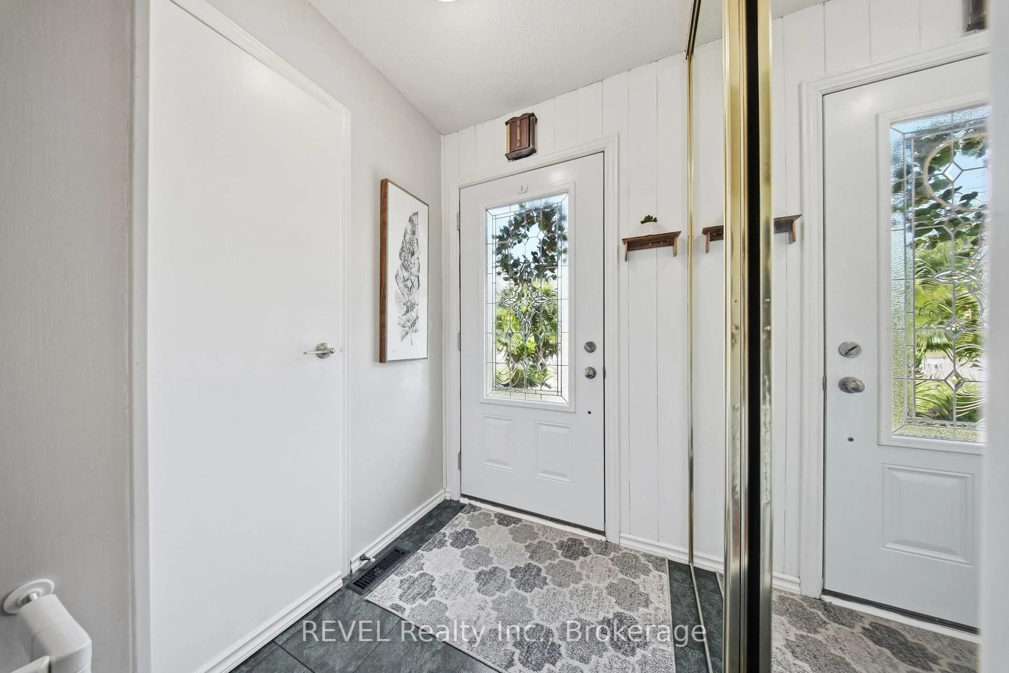 Indoor entryway for 1298 Pinehurst Ave, Oshawa Ontario L1H 8G5