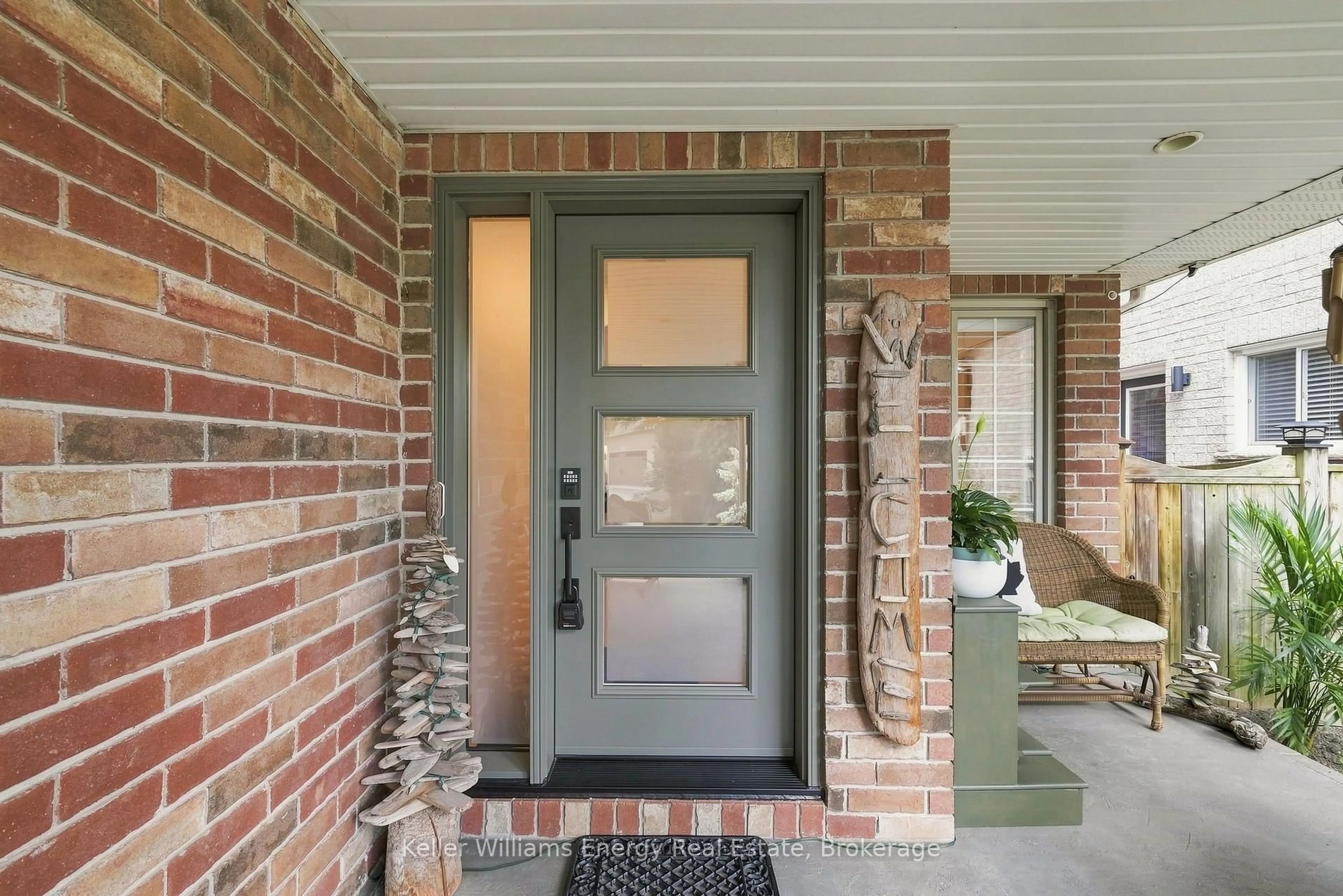 Indoor entryway for 442 Meadow St, Oshawa Ontario L1L 1C1
