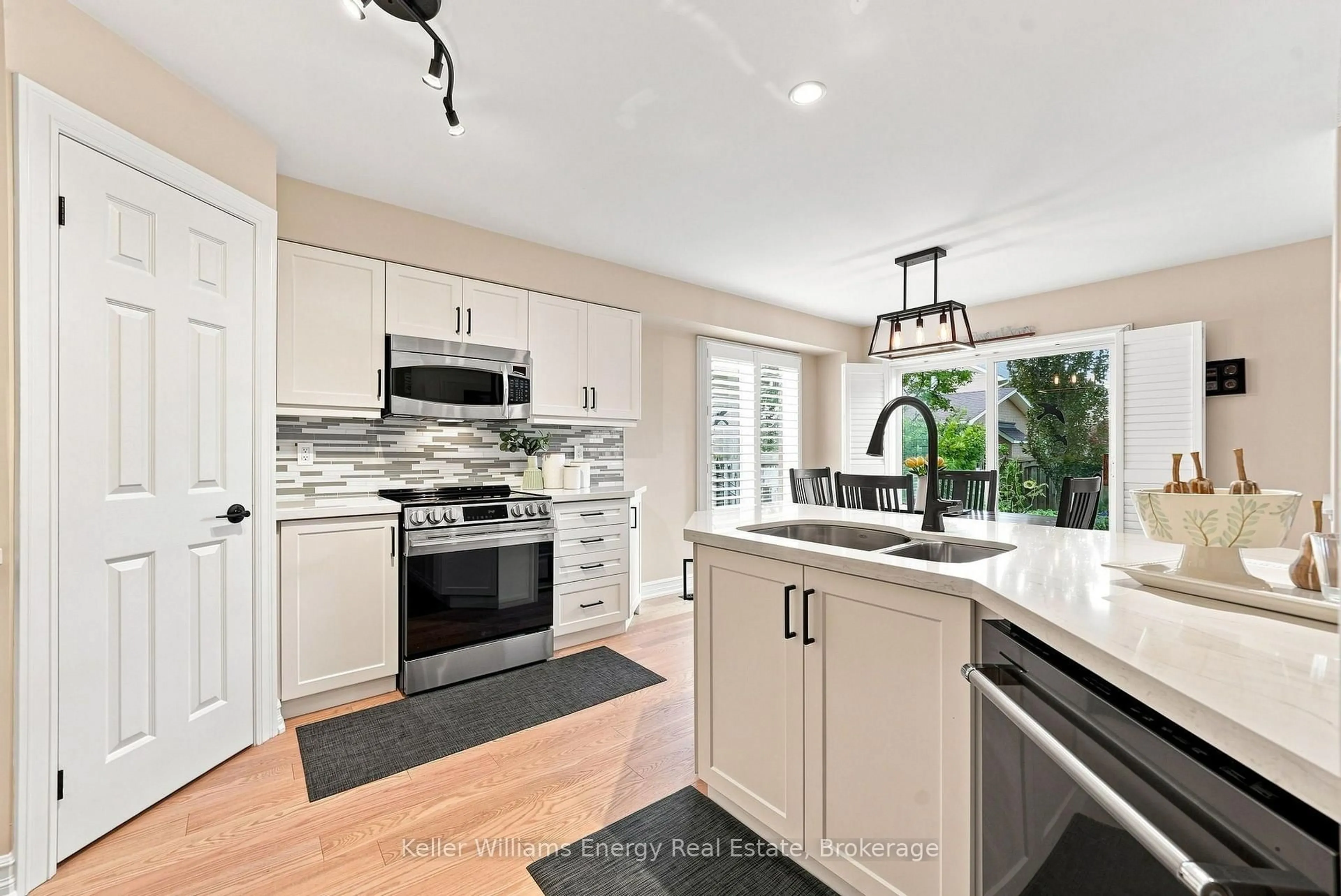 Open concept kitchen, ceramic/tile floor for 442 Meadow St, Oshawa Ontario L1L 1C1