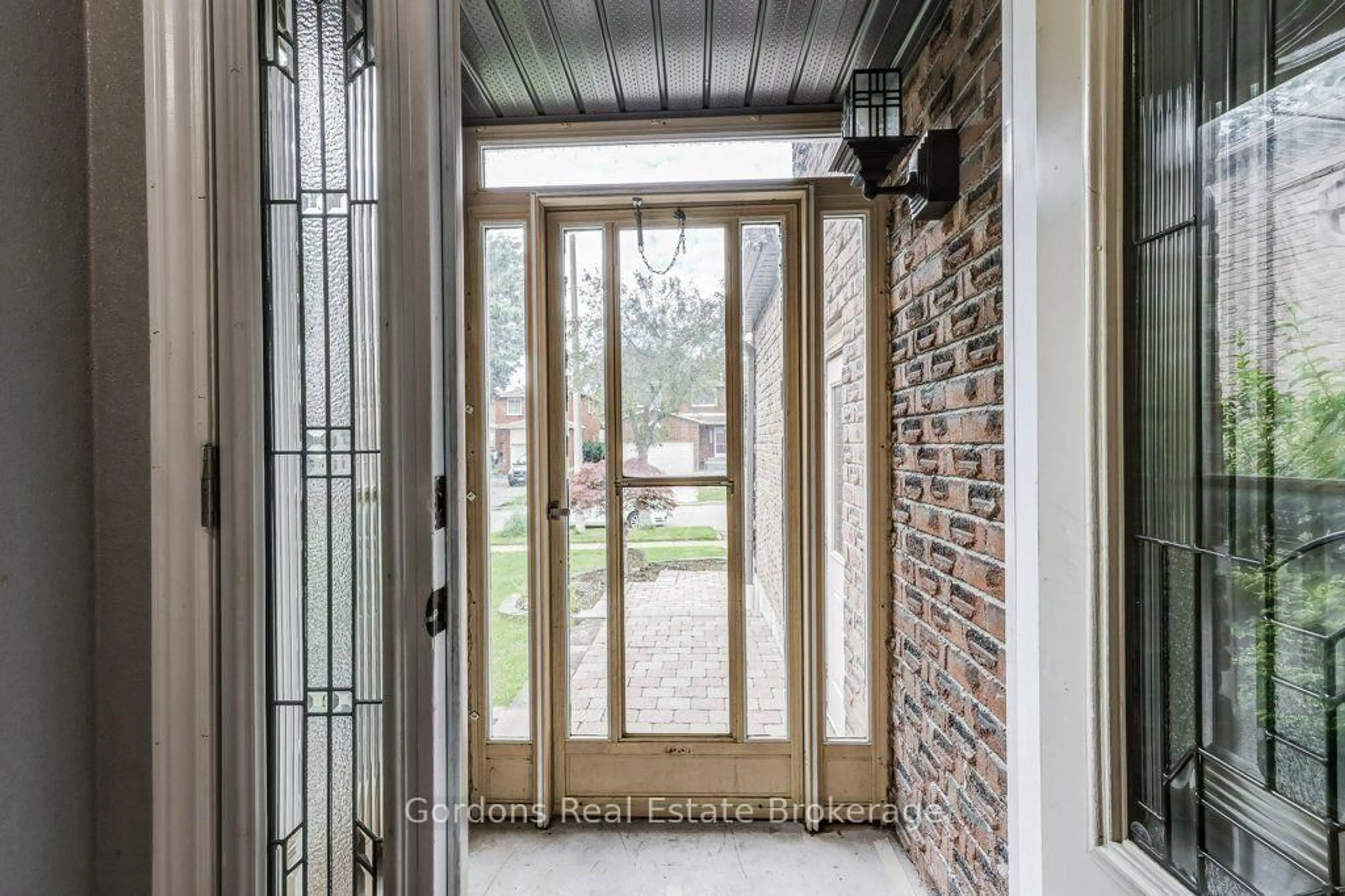 Indoor entryway for 2013 Shay Dr, Pickering Ontario L1X 1Y1