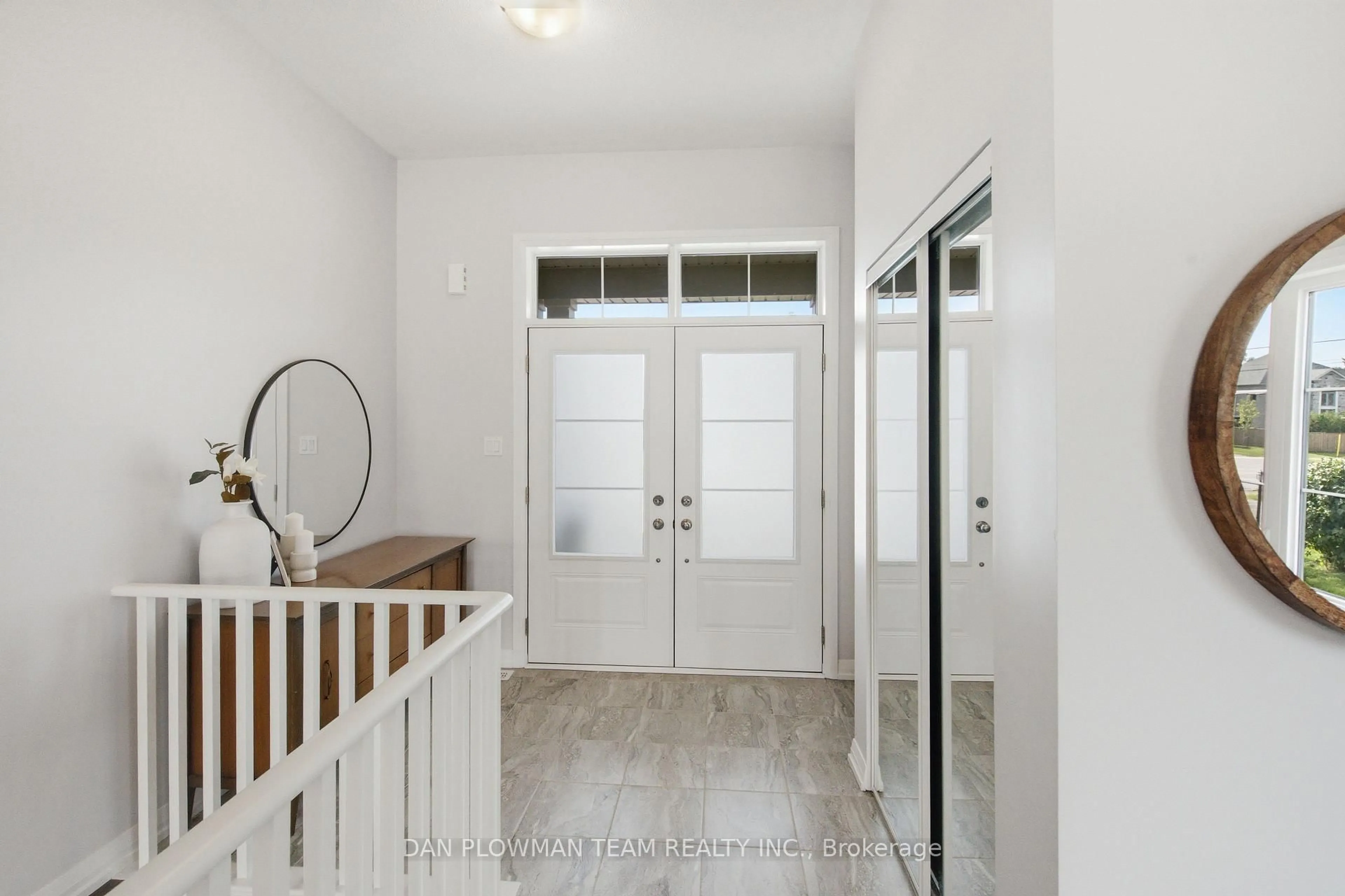 Indoor entryway for 2 Holtby Crt, Scugog Ontario L9L 0B4