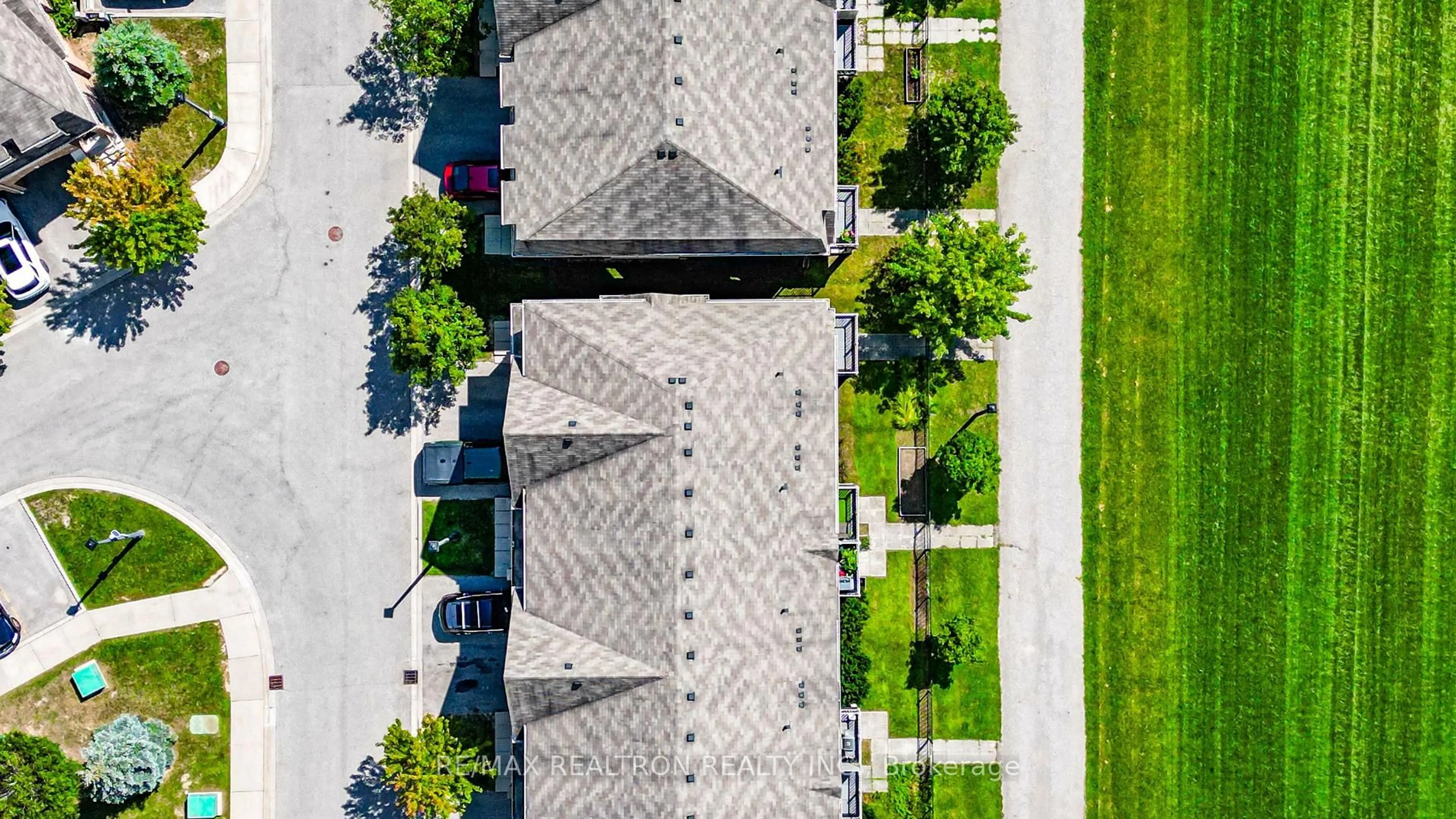 A pic from outside/outdoor area/front of a property/back of a property/a pic from drone, street for 28 Burtonbury Lane, Ajax Ontario L1Z 0L3