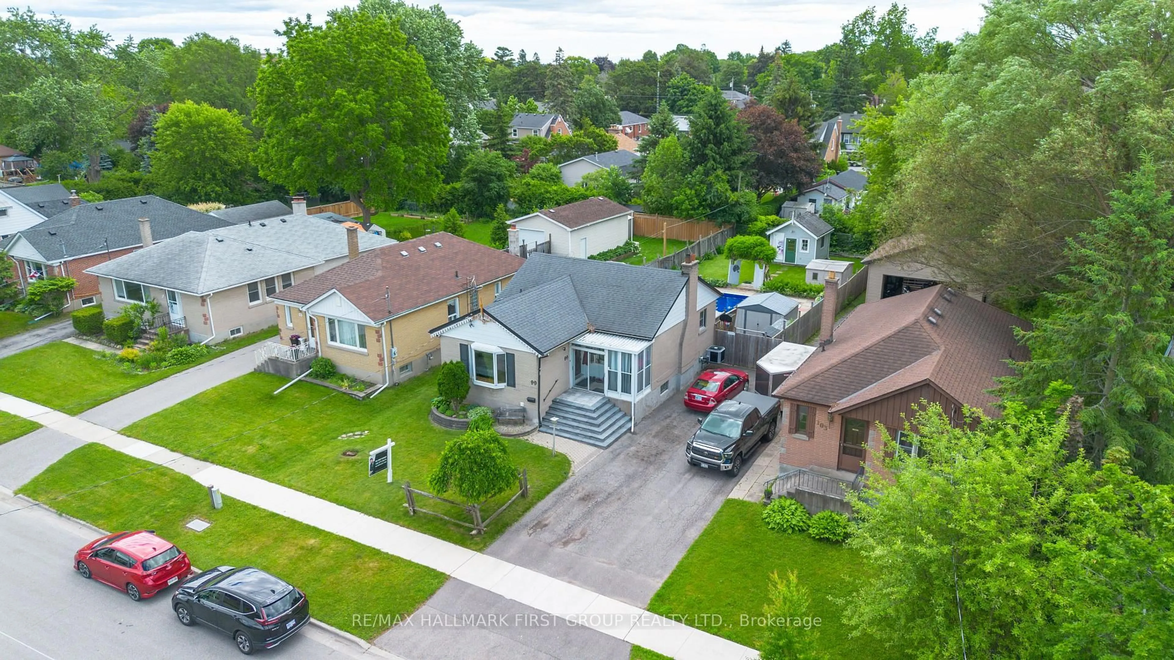 A pic from outside/outdoor area/front of a property/back of a property/a pic from drone, street for 99 Pontiac Ave, Oshawa Ontario L1G 3M1
