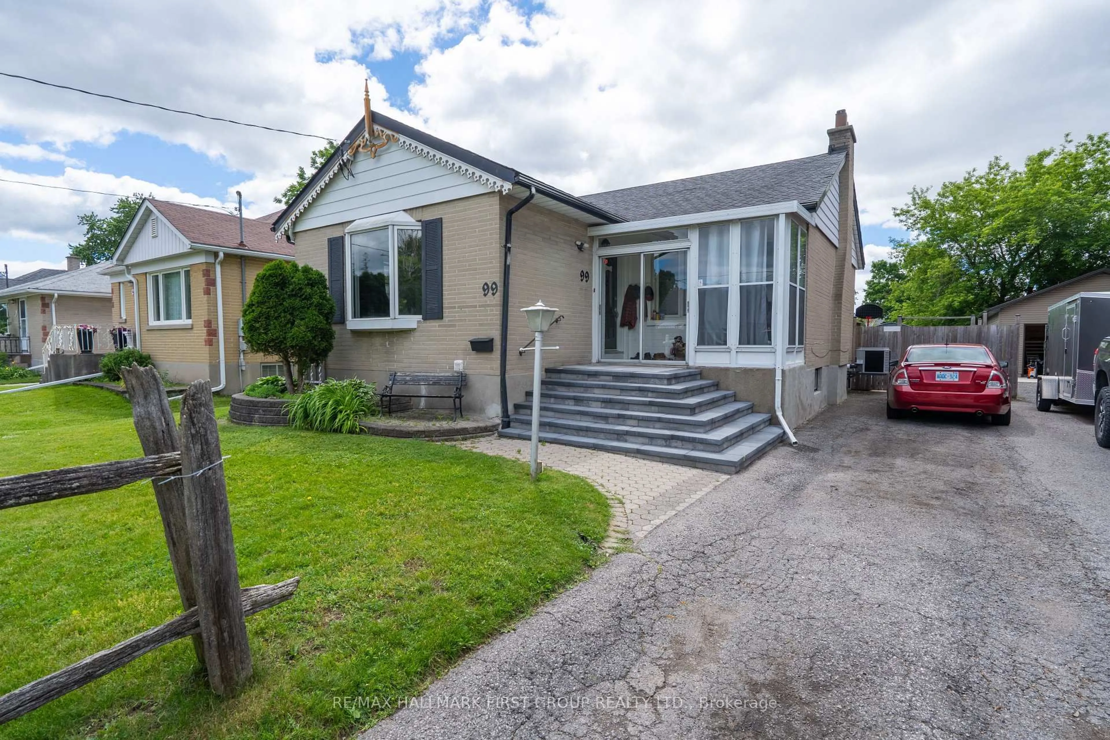 A pic from outside/outdoor area/front of a property/back of a property/a pic from drone, street for 99 Pontiac Ave, Oshawa Ontario L1G 3M1