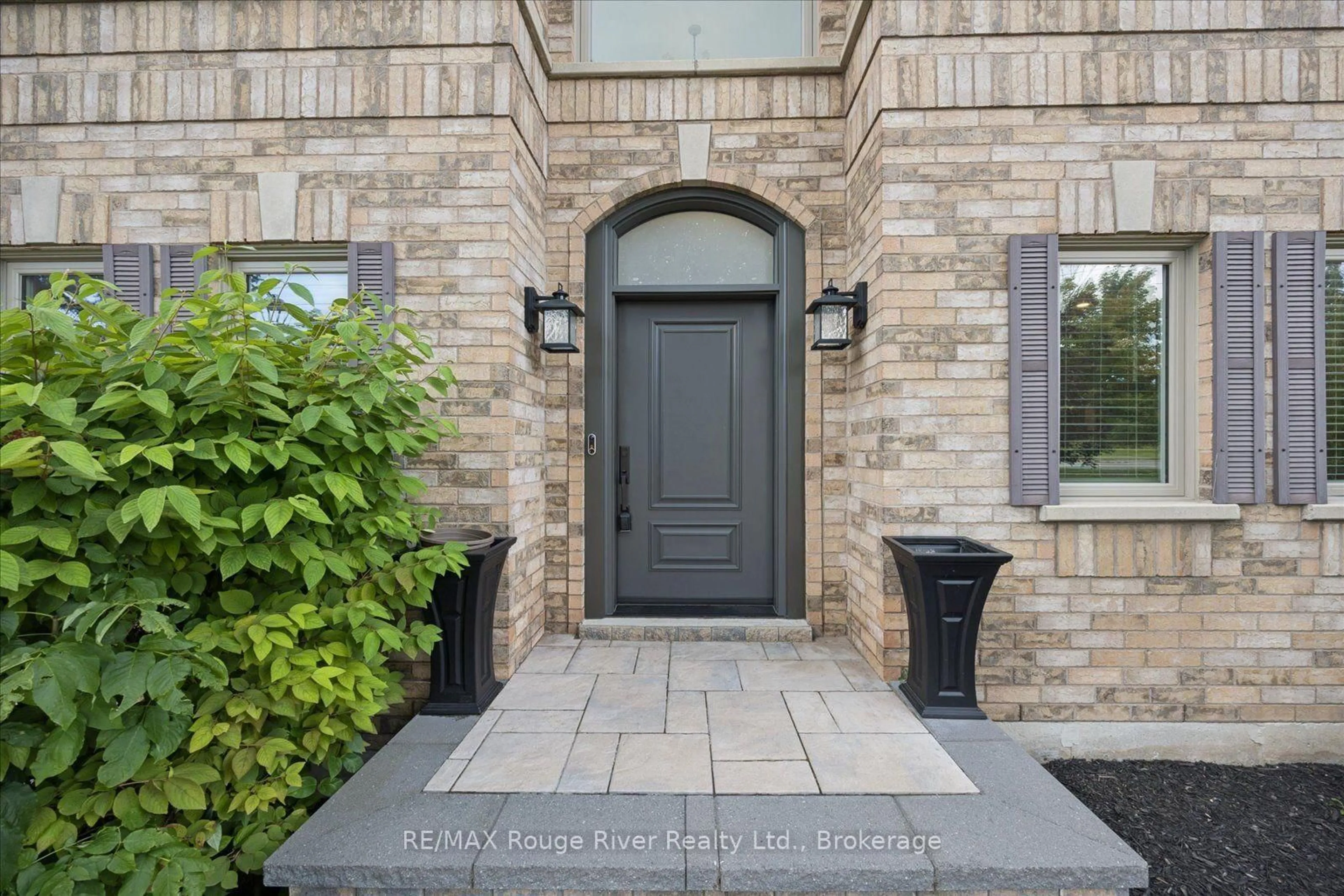 Indoor entryway for 10 Windbreak Cres, Whitby Ontario L1P 1P8