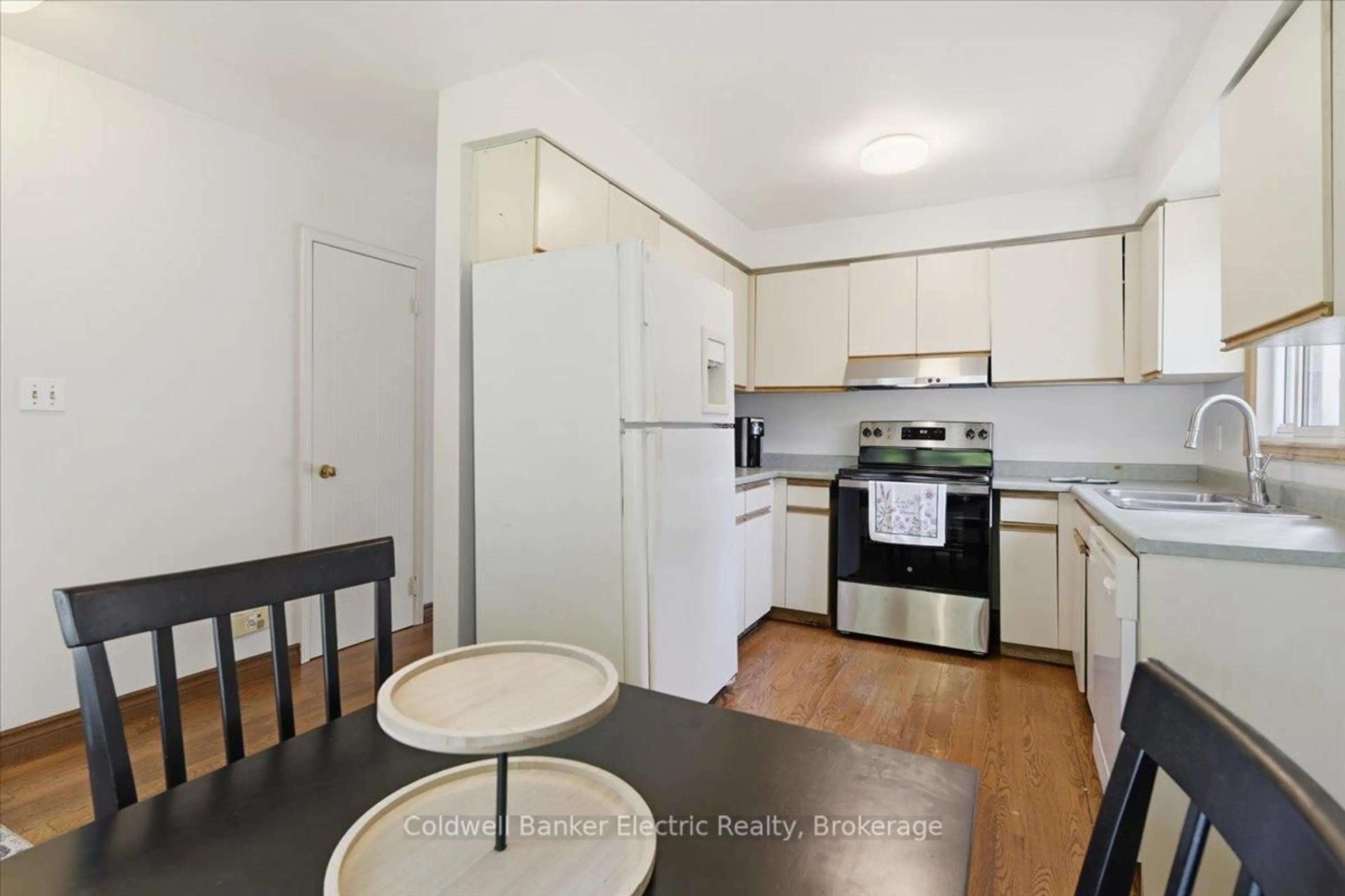 Standard kitchen, unknown for 3 Walbridge Crt, Clarington Ontario L1C 4B7