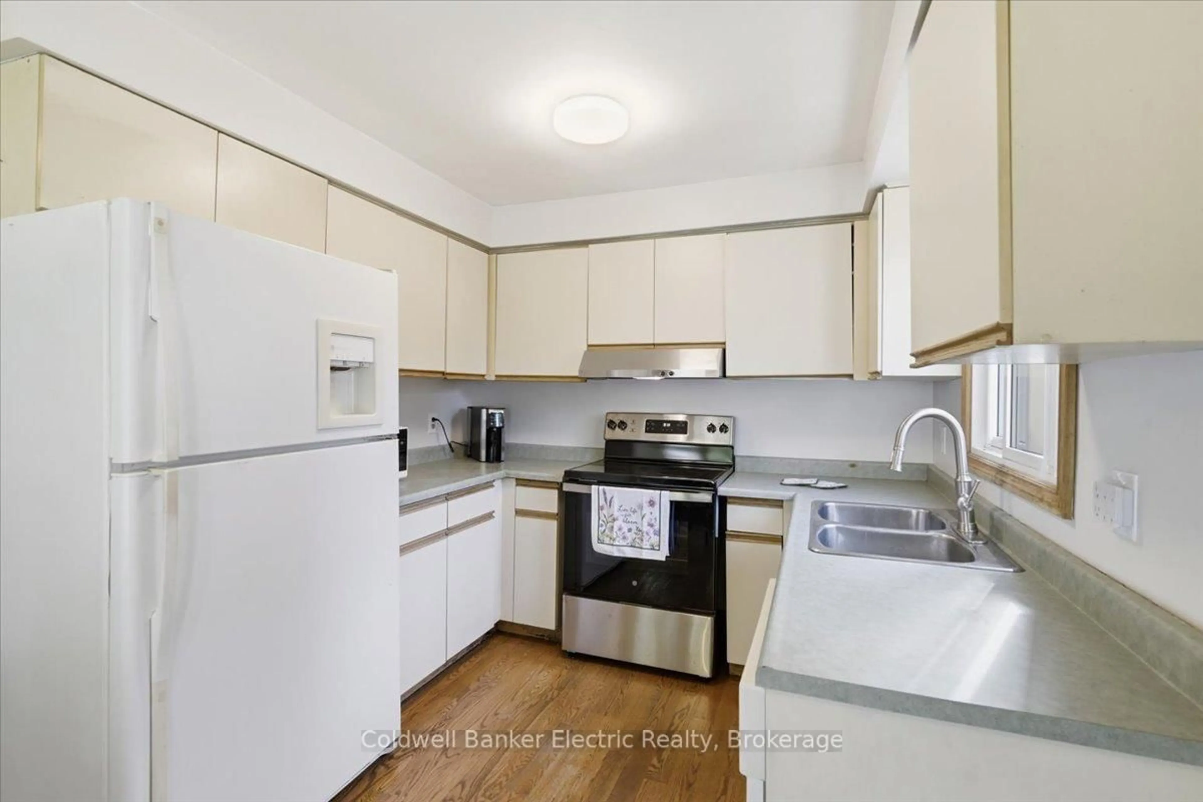 Standard kitchen, unknown for 3 Walbridge Crt, Clarington Ontario L1C 4B7