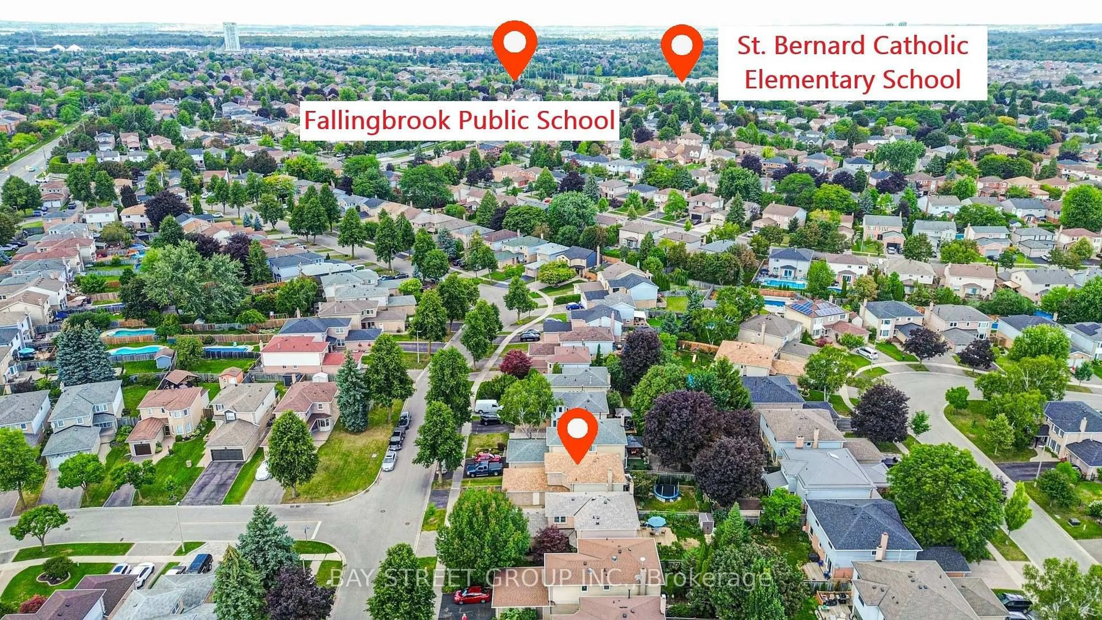 A pic from outside/outdoor area/front of a property/back of a property/a pic from drone, street for 10 Hemingford Pl, Whitby Ontario L1R 1G1