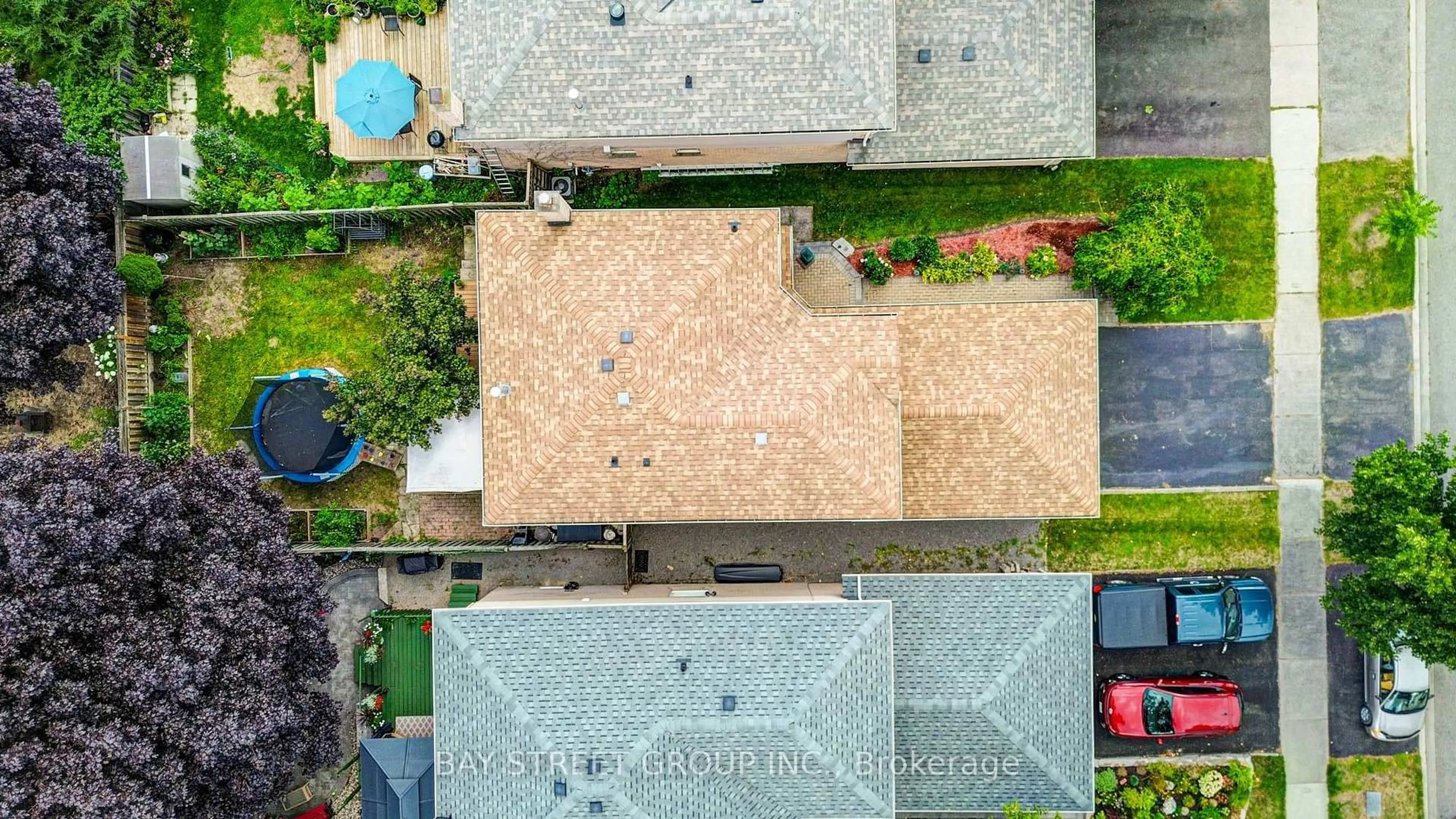 A pic from outside/outdoor area/front of a property/back of a property/a pic from drone, street for 10 Hemingford Pl, Whitby Ontario L1R 1G1