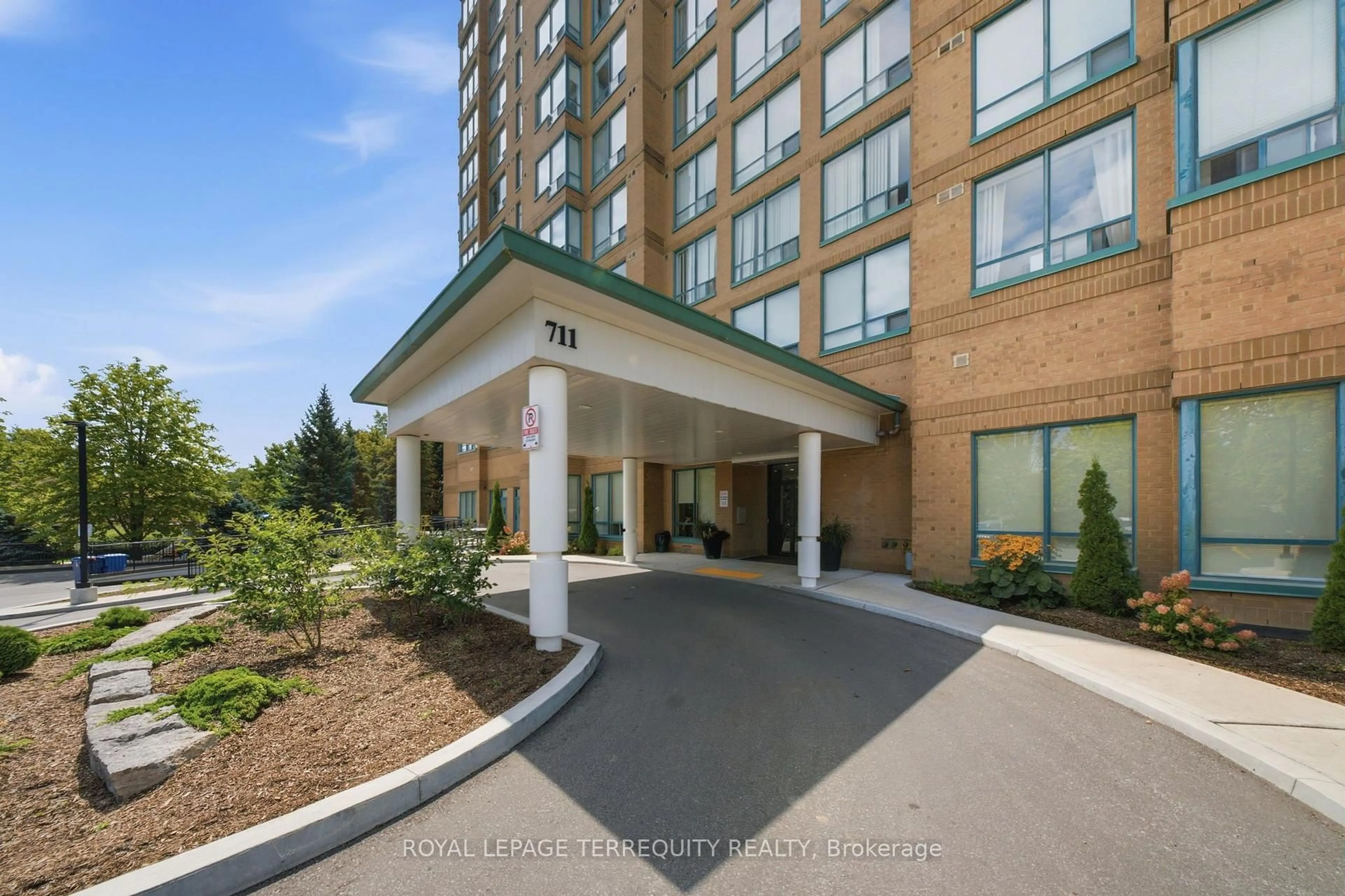 Indoor foyer for 711 Rossland Rd #606, Whitby Ontario L1N 8Z1
