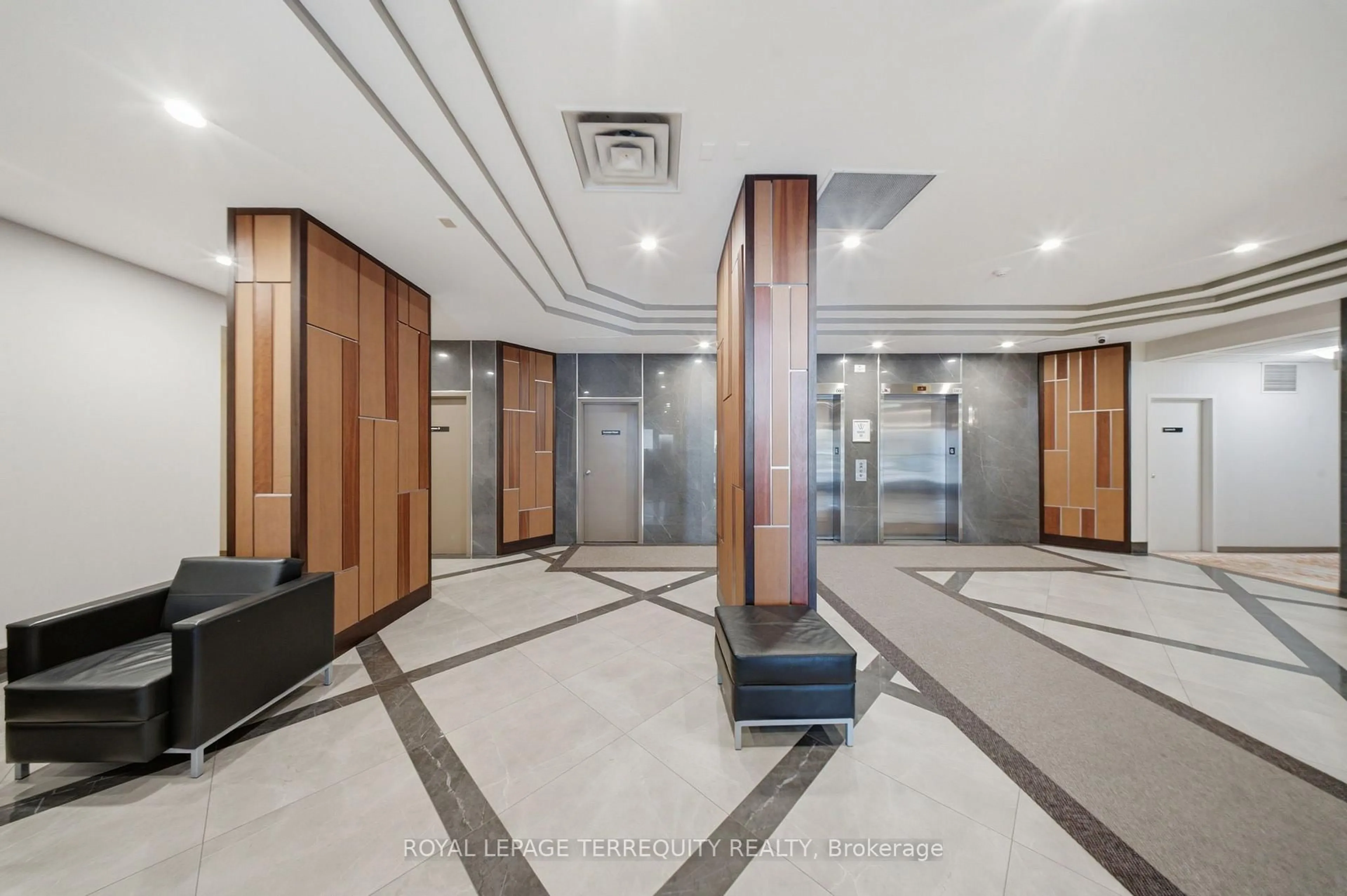 Indoor foyer for 711 Rossland Rd #606, Whitby Ontario L1N 8Z1