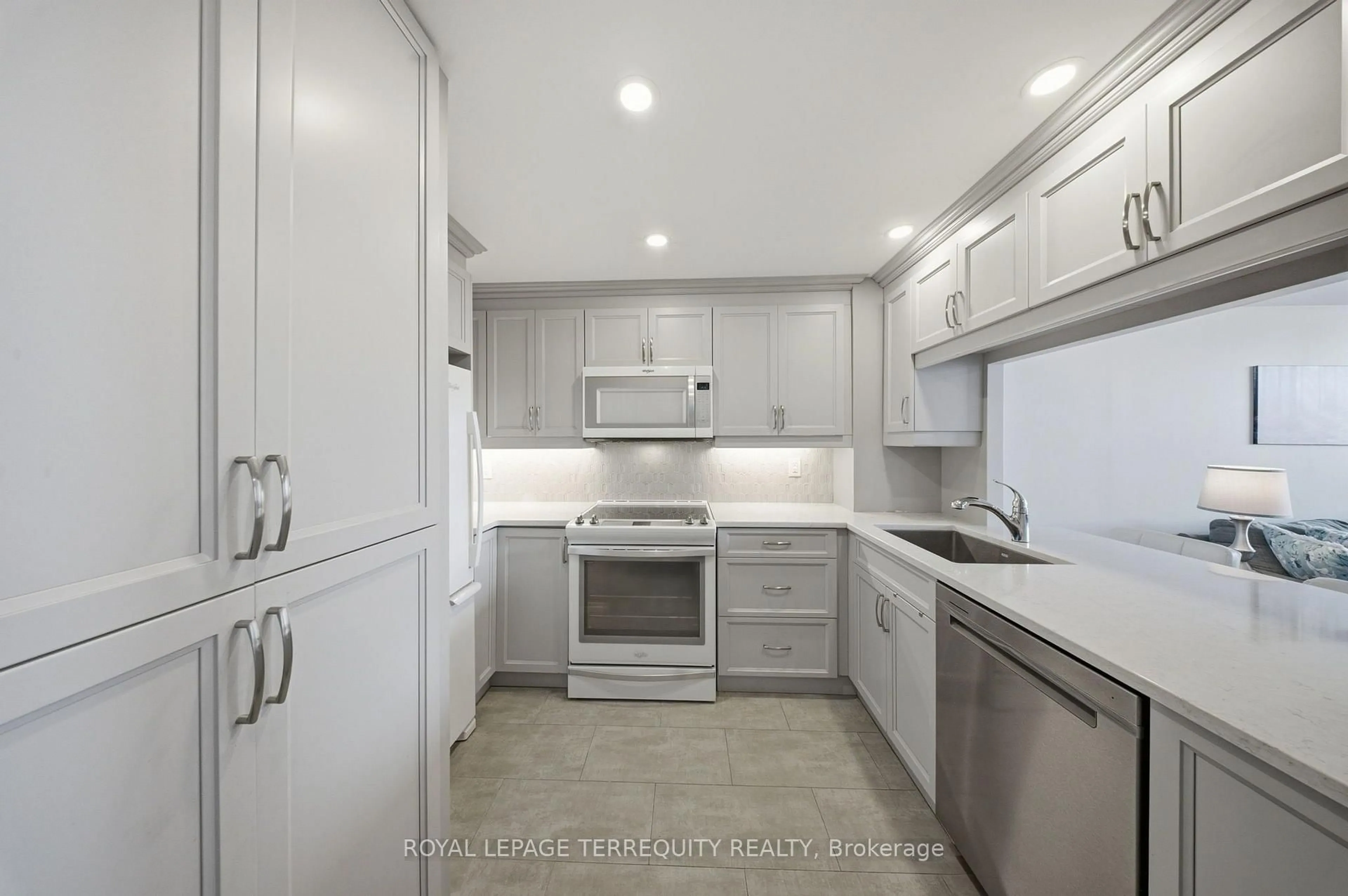 Standard kitchen, ceramic/tile floor for 711 Rossland Rd #606, Whitby Ontario L1N 8Z1