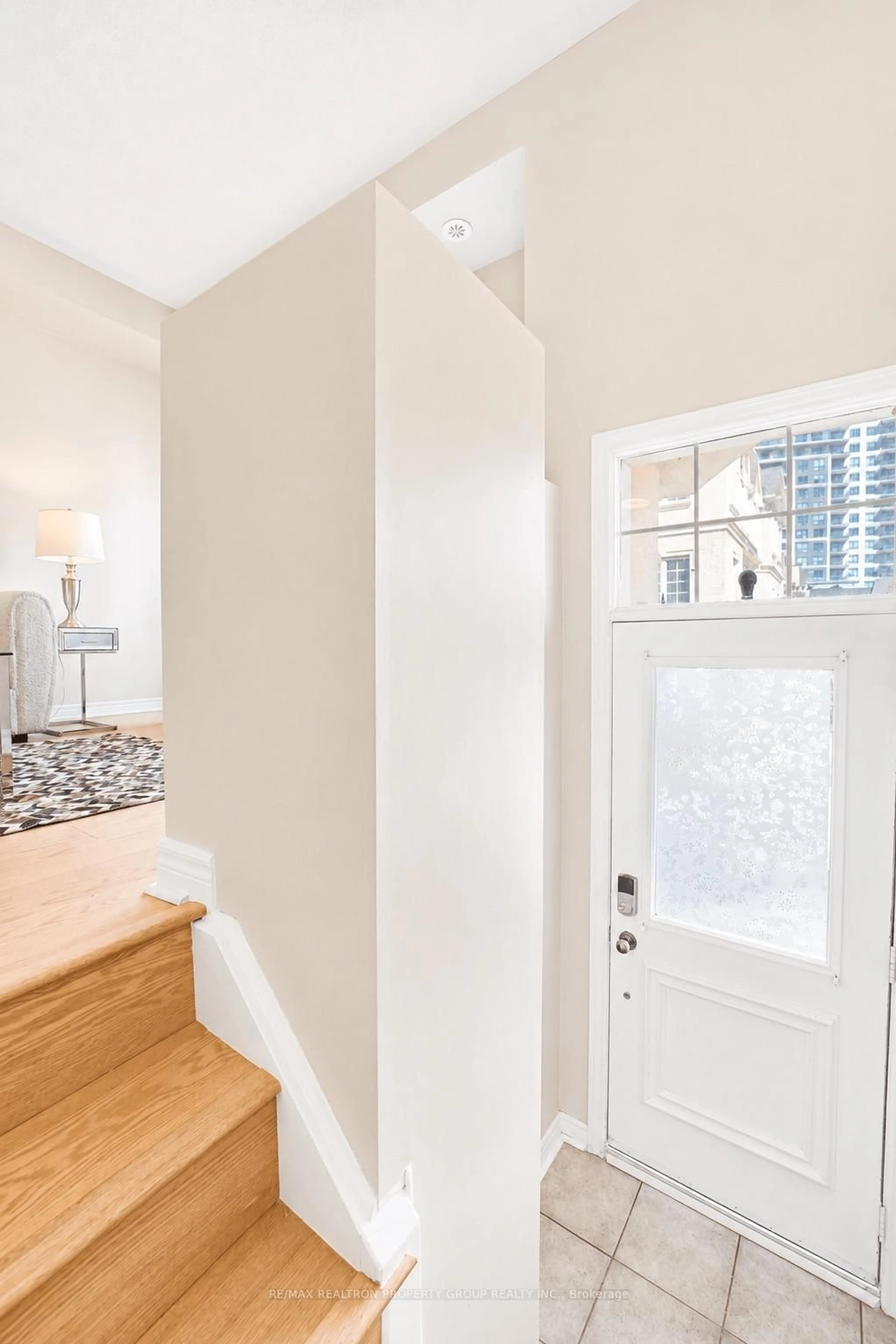 Indoor entryway for 1250 St. Martins Dr #27, Pickering Ontario L1W 0A2