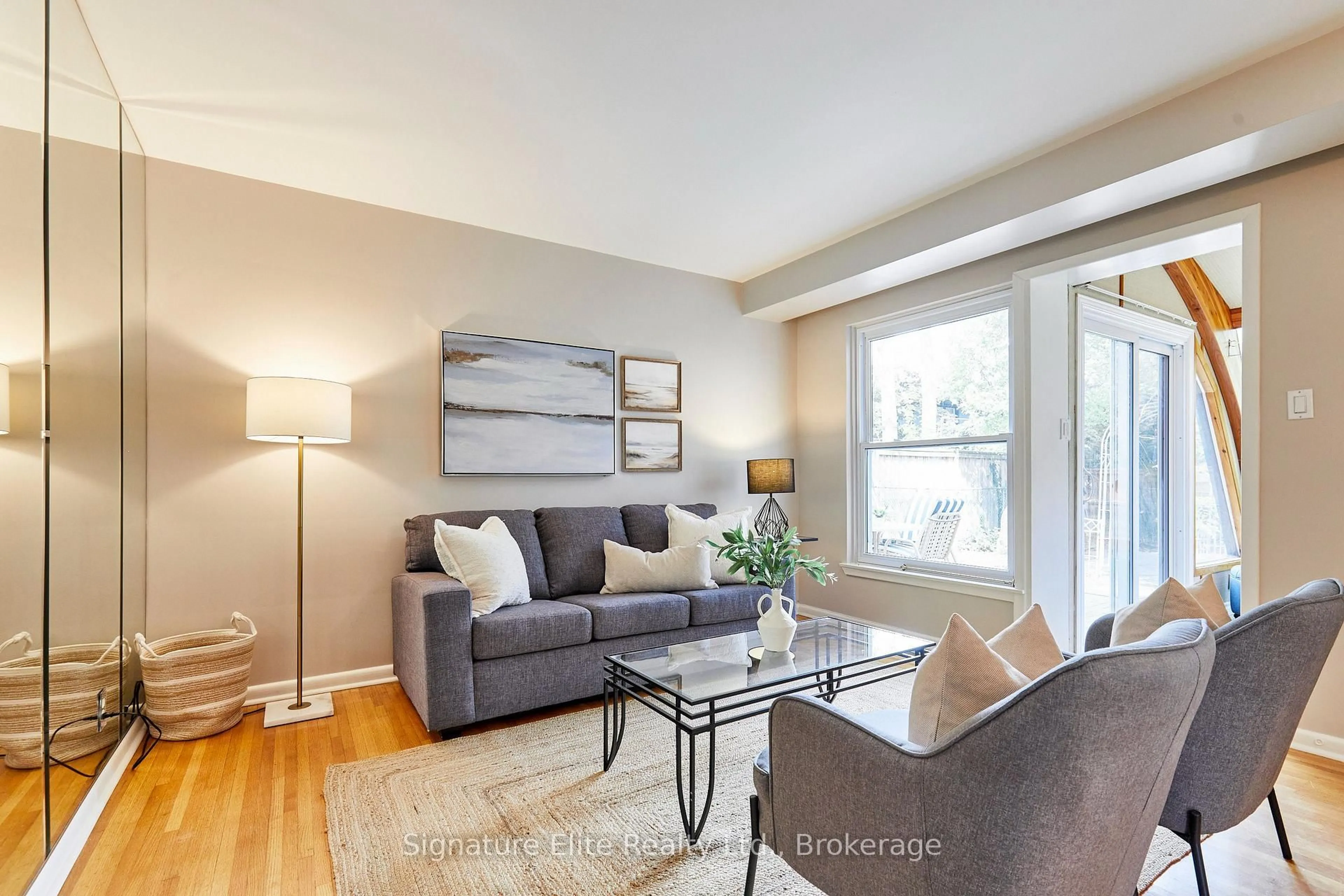 Living room with furniture, wood/laminate floor for 7 Lyncroft Dr, Toronto Ontario M1E 1X6