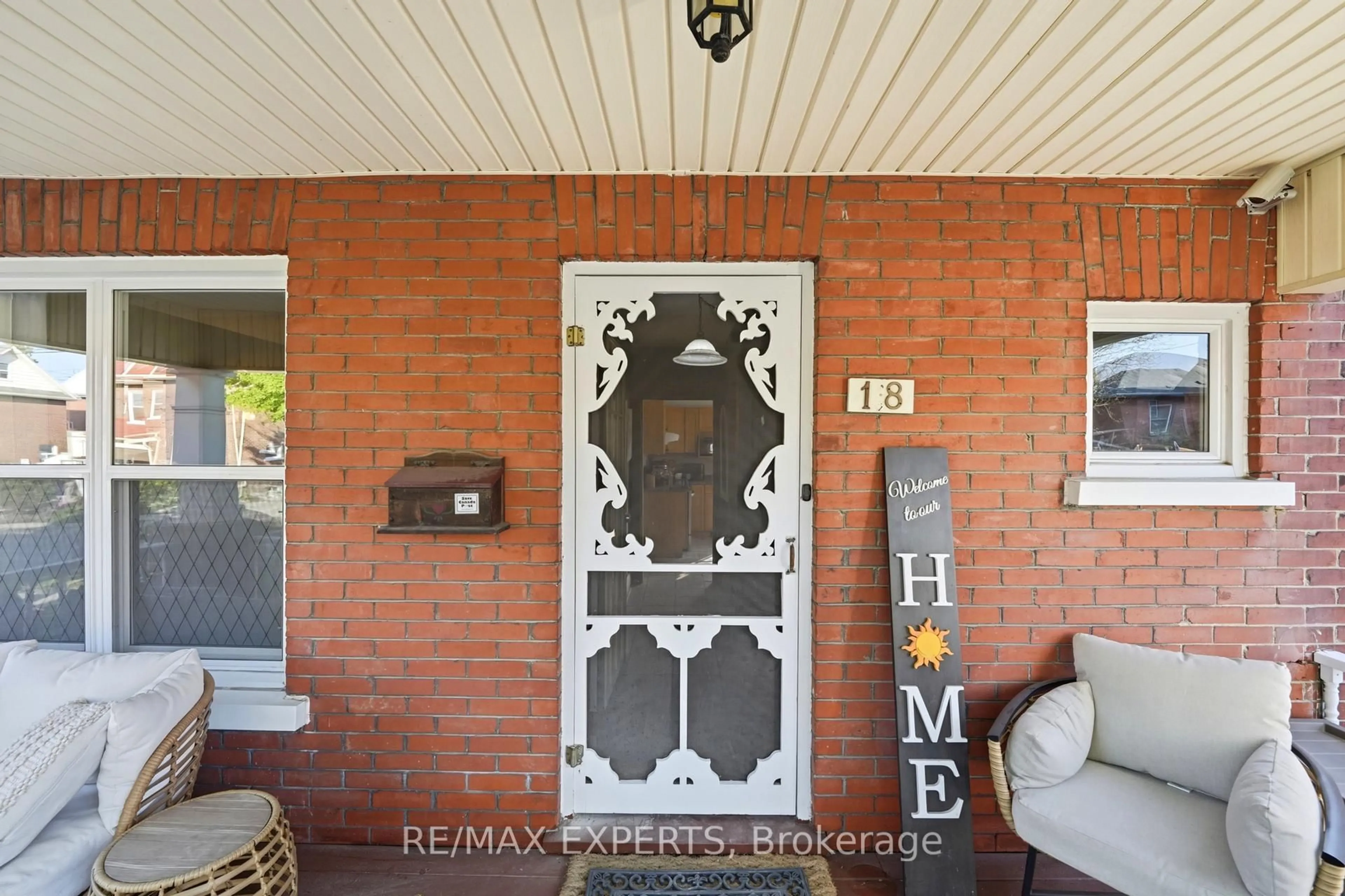 Indoor entryway for 18 Rowe St, Oshawa Ontario L1H 5P5