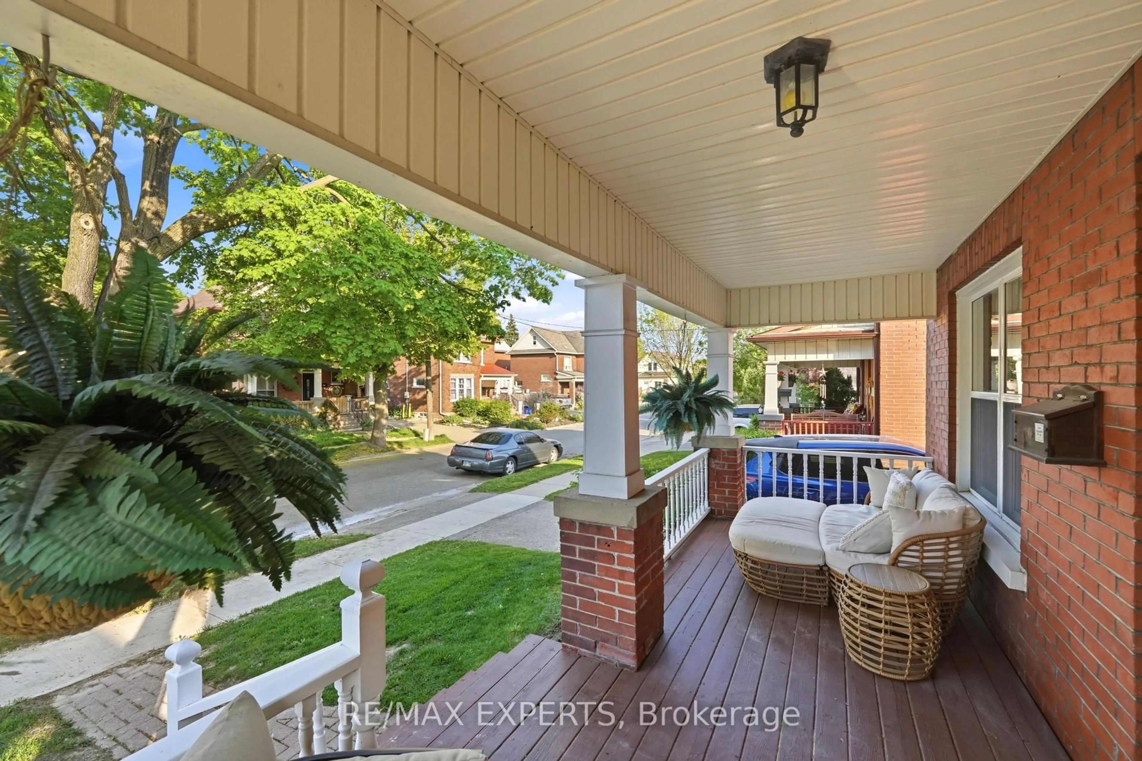 Indoor entryway for 18 Rowe St, Oshawa Ontario L1H 5P5