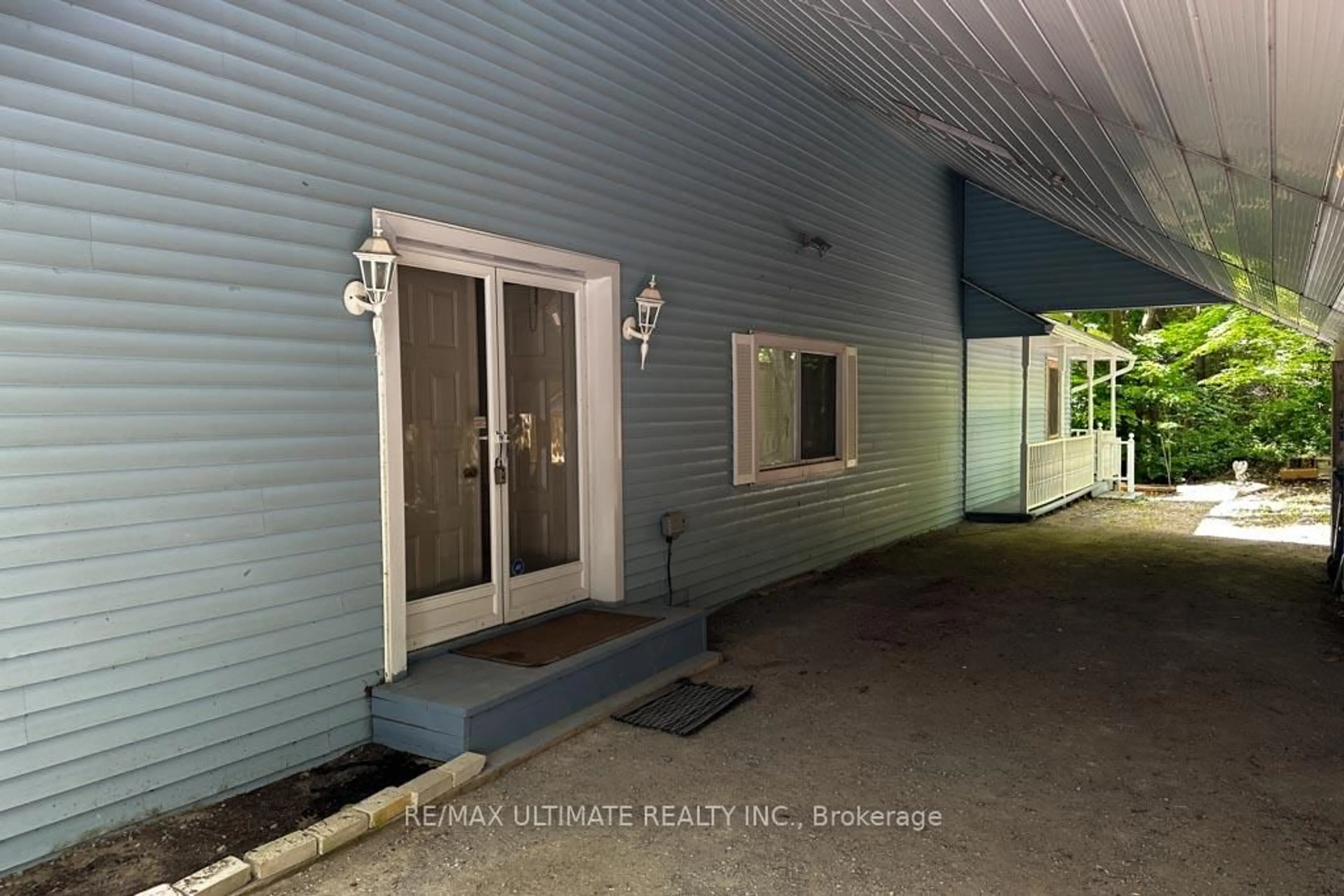 Indoor entryway for 44 Chalk Lake Rd, Scugog Ontario N4L 1W5