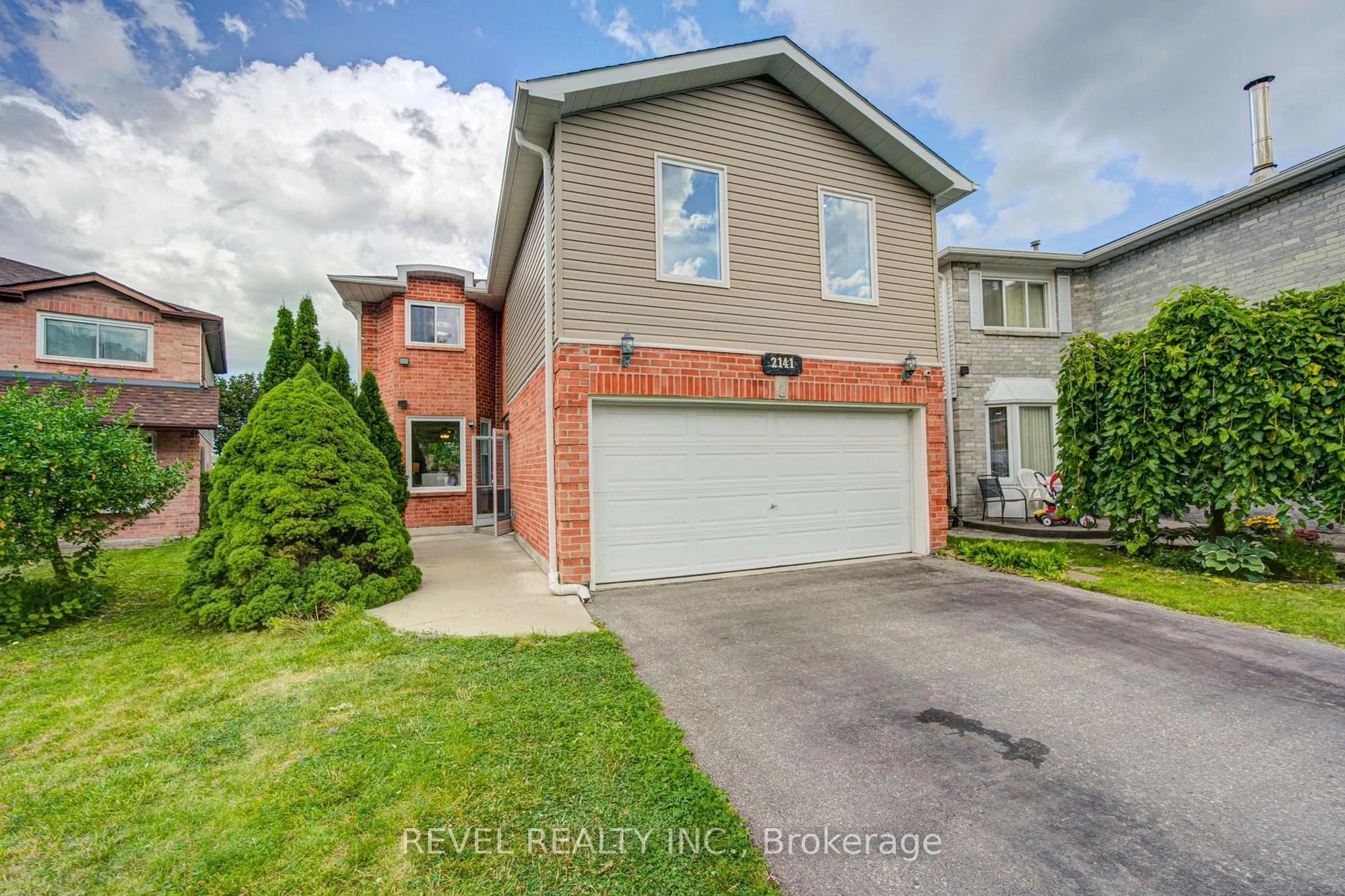 A pic from outside/outdoor area/front of a property/back of a property/a pic from drone, street for 2141 Theoden Crt, Pickering Ontario L1X 1Z9