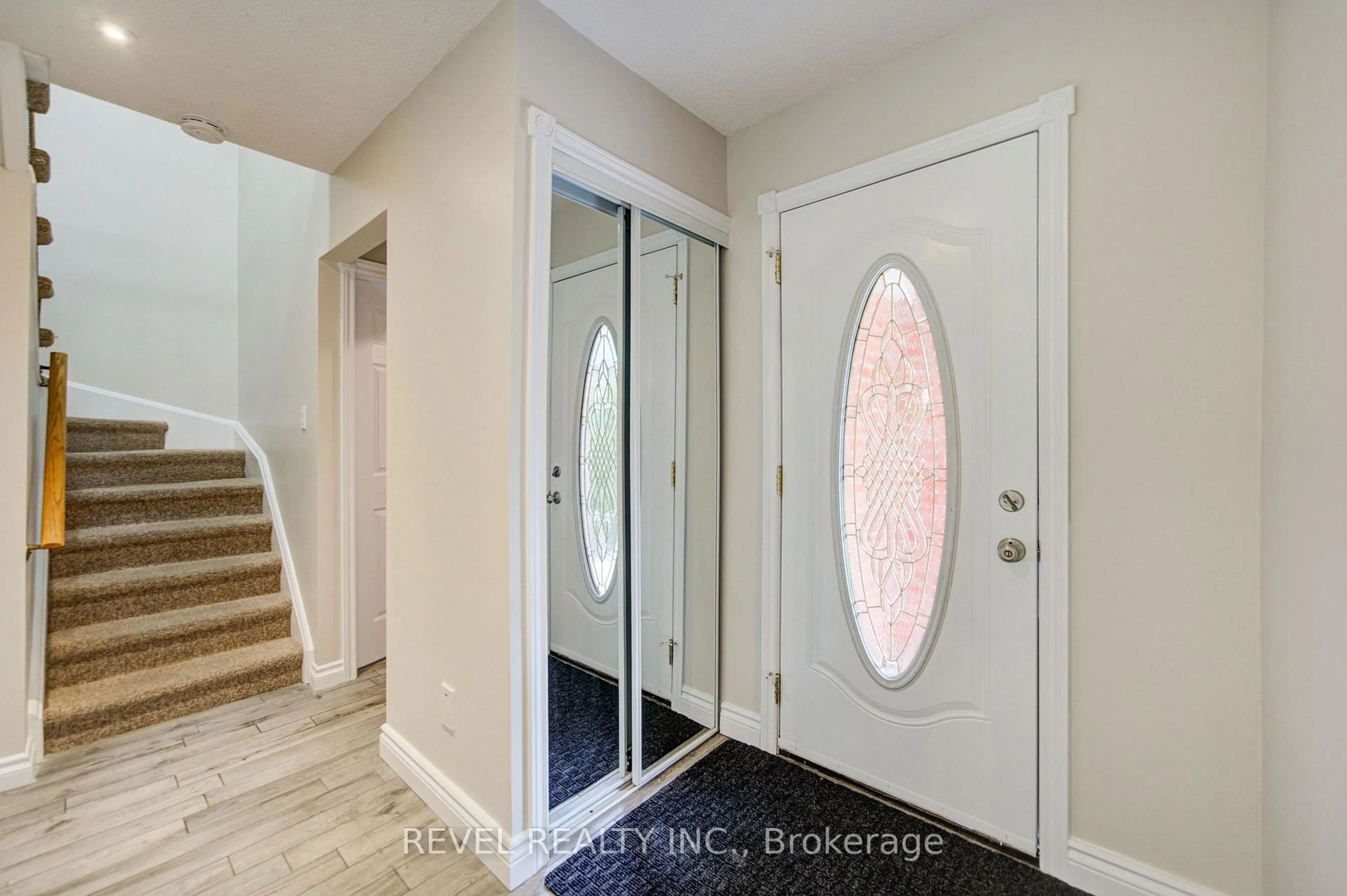 Indoor entryway for 2141 Theoden Crt, Pickering Ontario L1X 1Z9