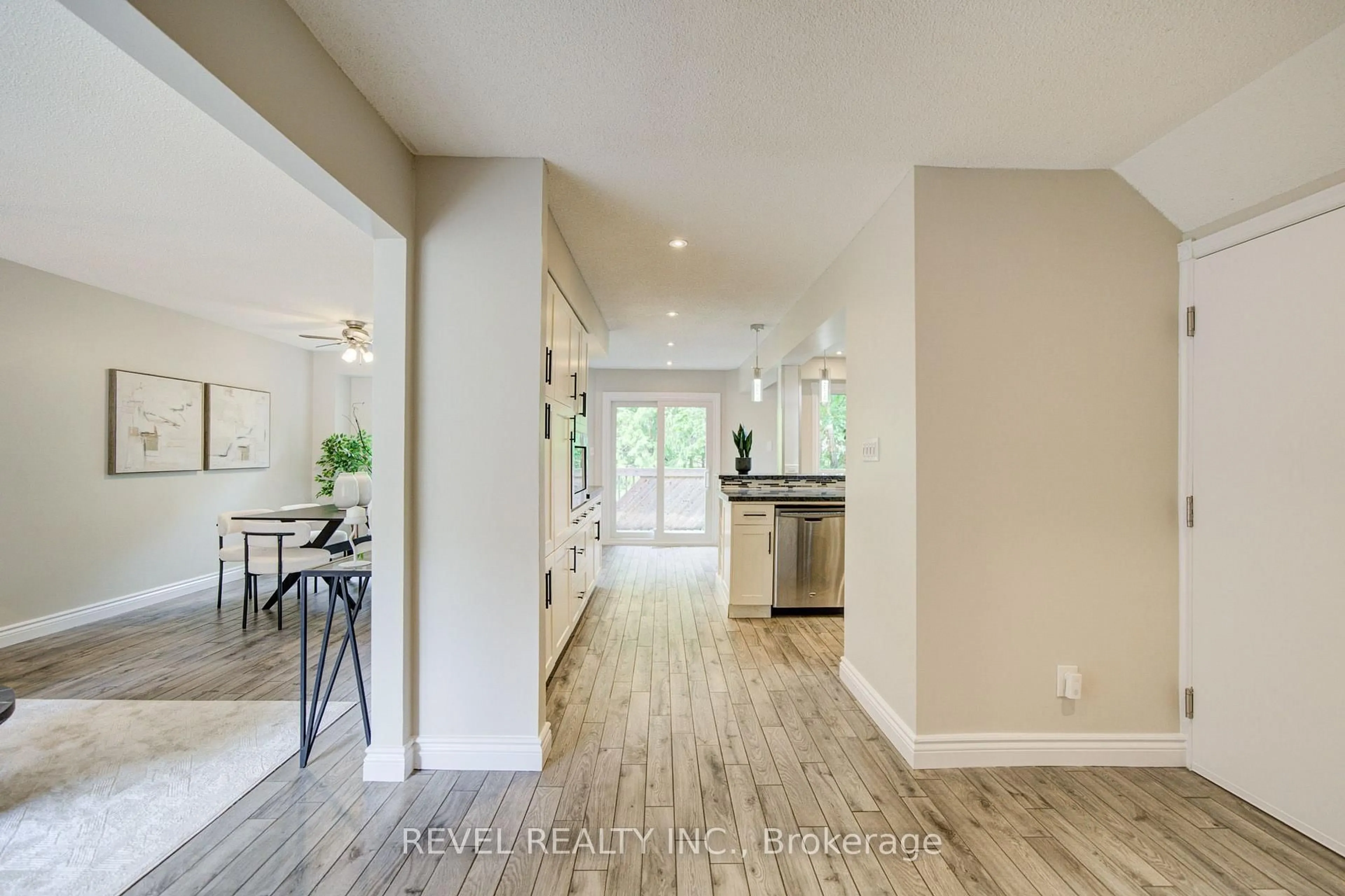 Open concept kitchen, unknown for 2141 Theoden Crt, Pickering Ontario L1X 1Z9