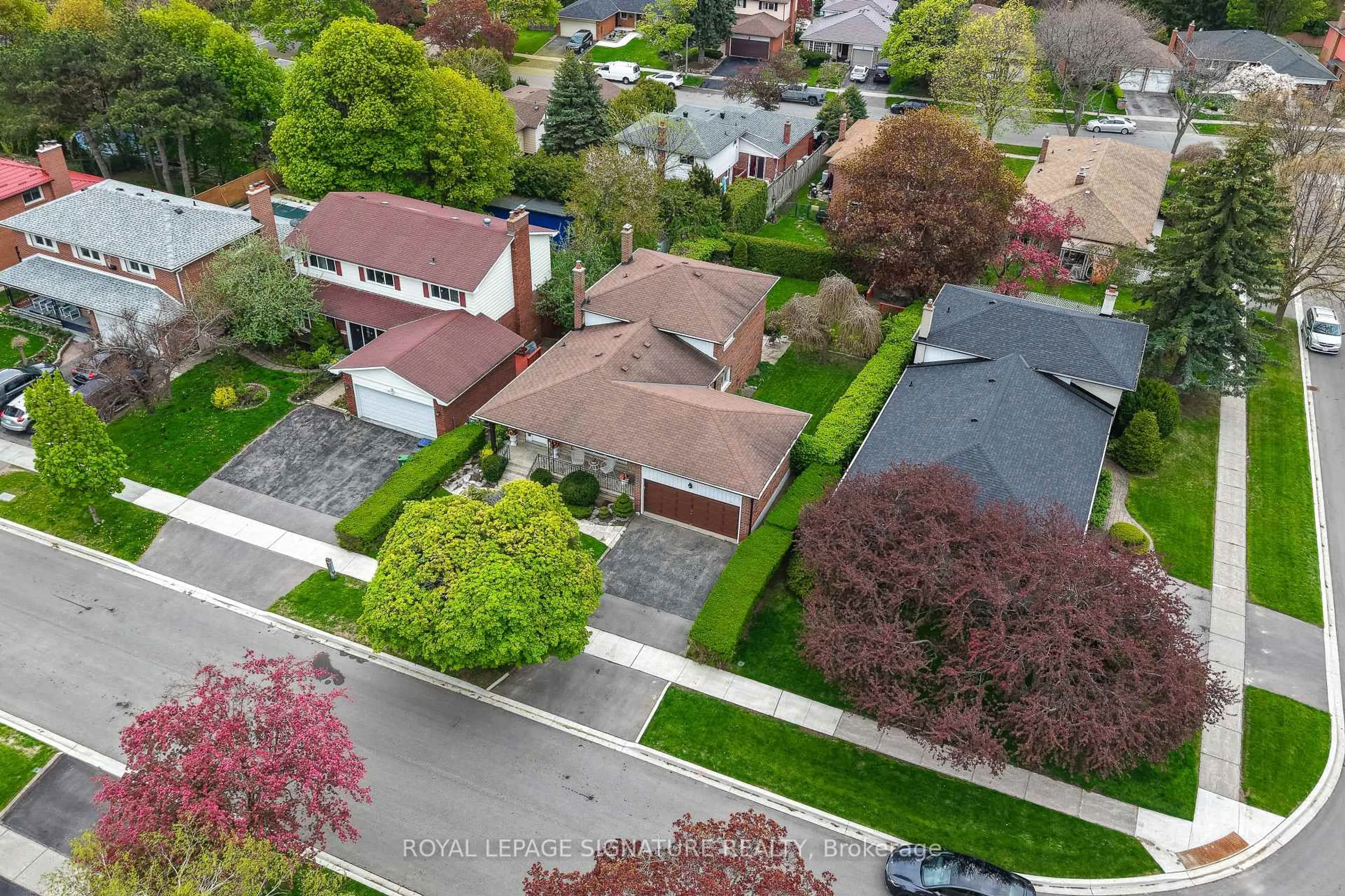 A pic from outside/outdoor area/front of a property/back of a property/a pic from drone, street for 14 Logstone Cres, Toronto Ontario M1E 4M3