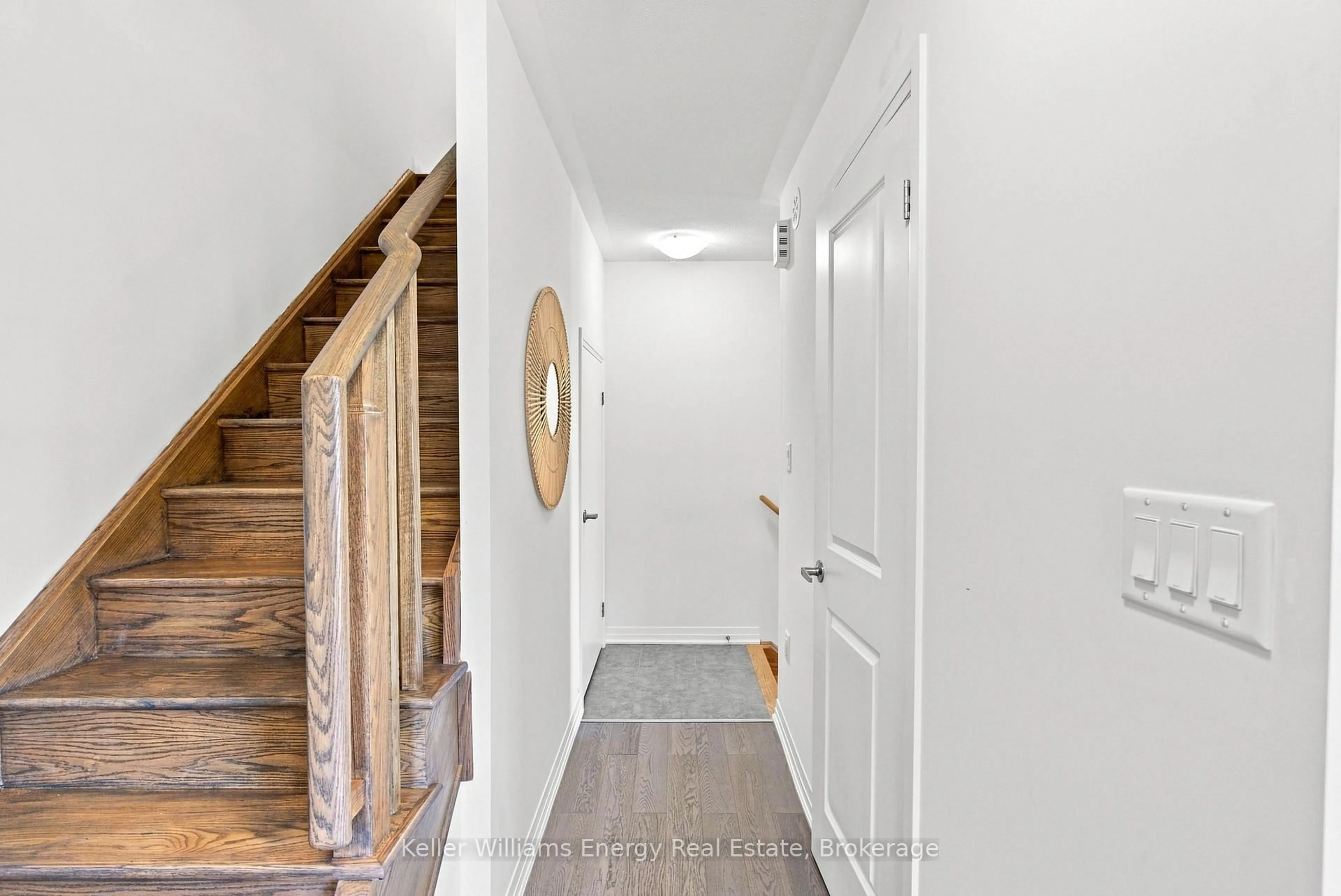 Indoor entryway for 29C Lookout Dr, Clarington Ontario L1C 7G1