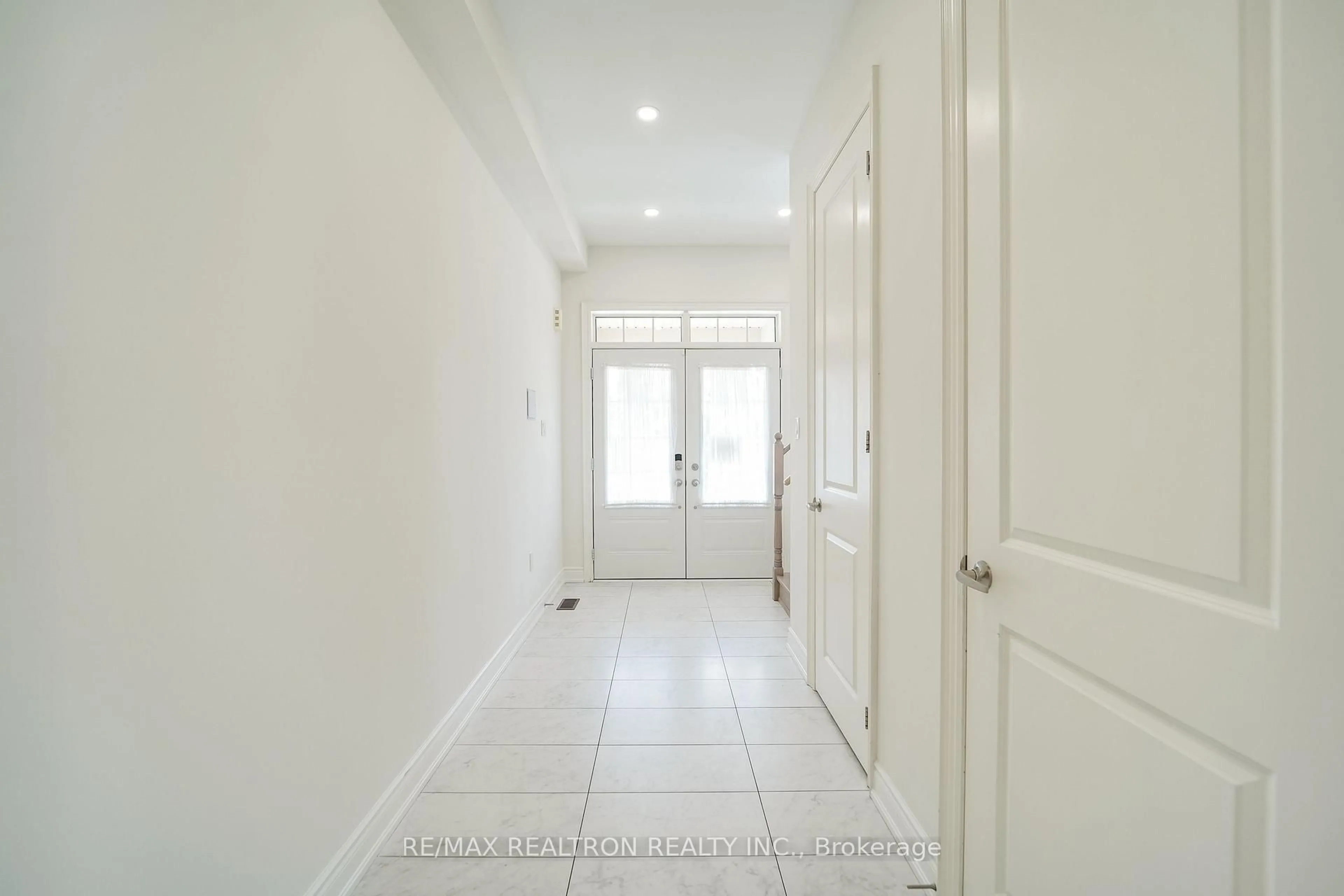 Indoor entryway for 219 Lyle Dr, Clarington Ontario L1C 0V6