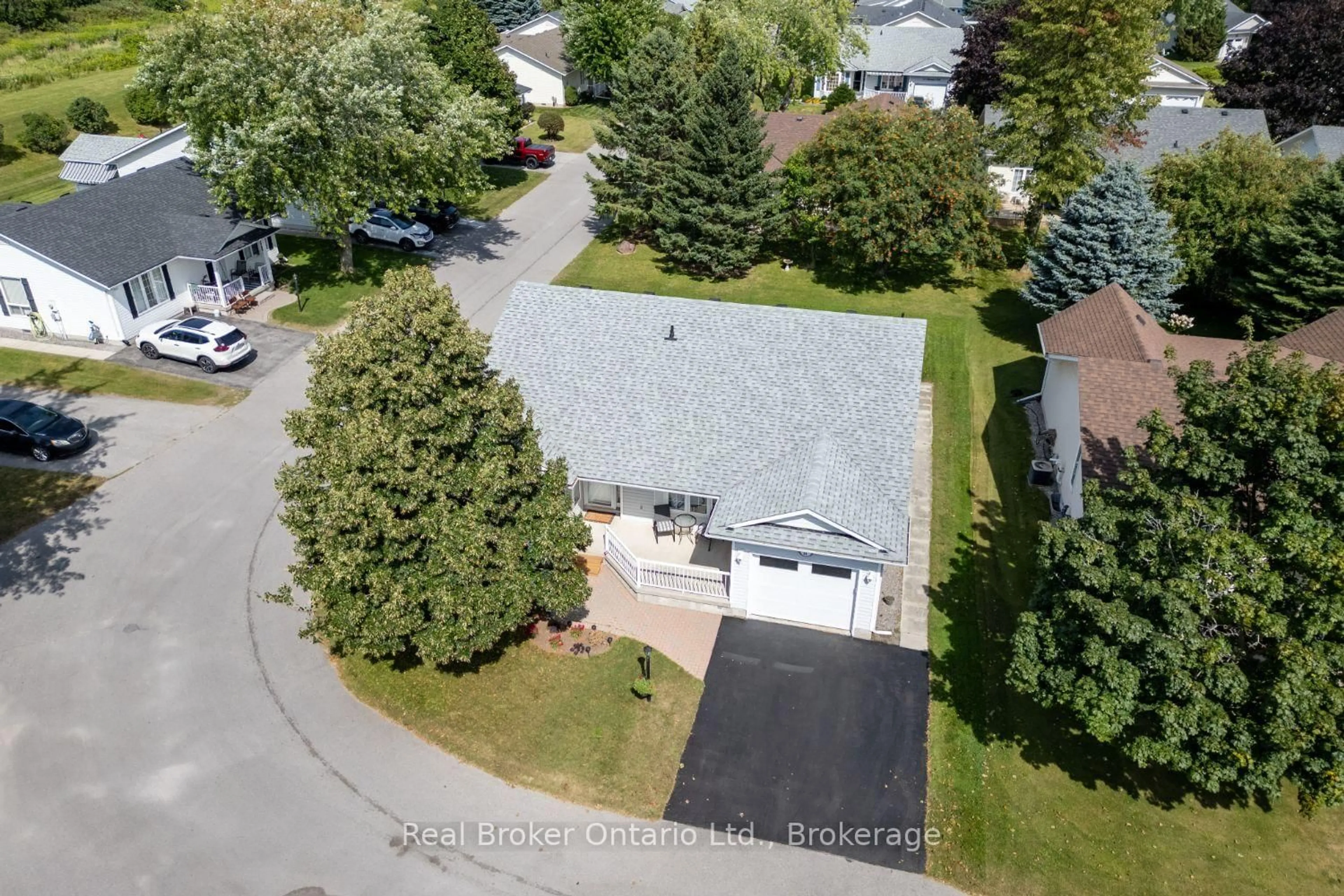 A pic from outside/outdoor area/front of a property/back of a property/a pic from drone, street for 10 Niagara Tr, Clarington Ontario L1B 1A2