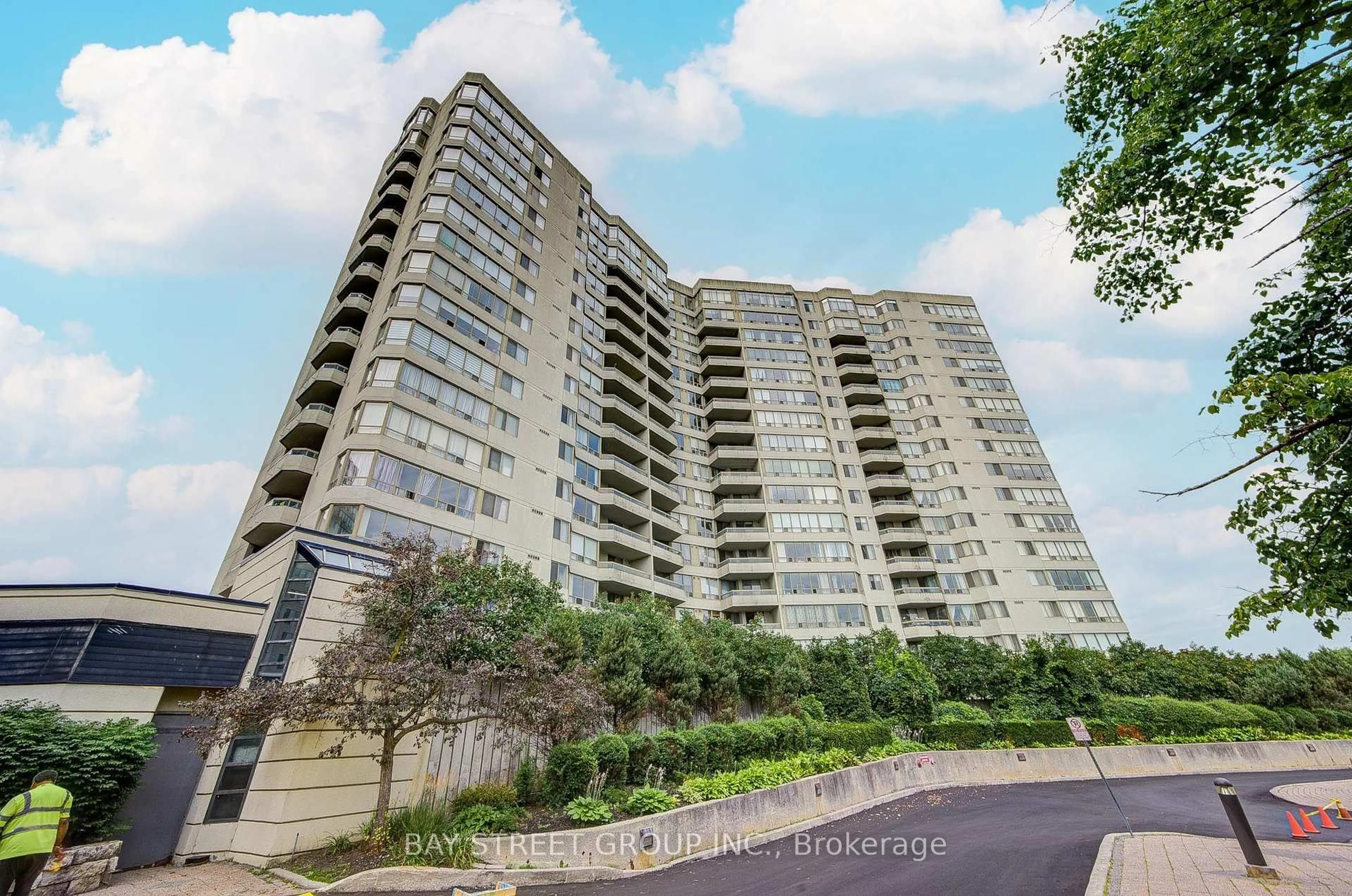 A pic from outside/outdoor area/front of a property/back of a property/a pic from drone, unknown for 160 alton towers Circ #1607, Toronto Ontario M1V 4X8