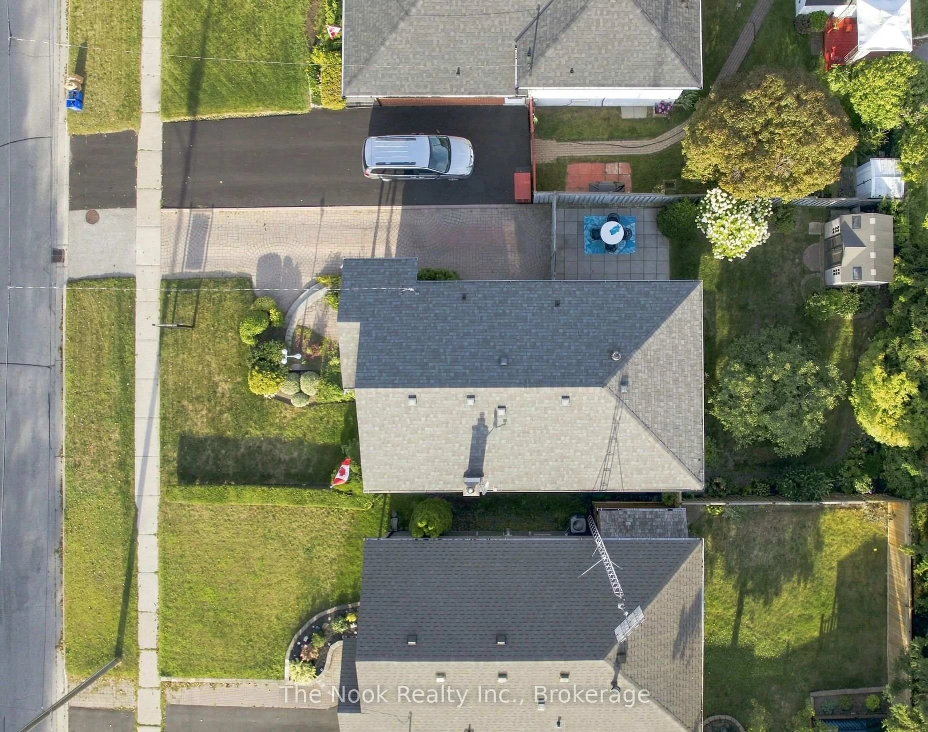 A pic from outside/outdoor area/front of a property/back of a property/a pic from drone, street for 274 Labrador Dr, Oshawa Ontario L1H 7E8