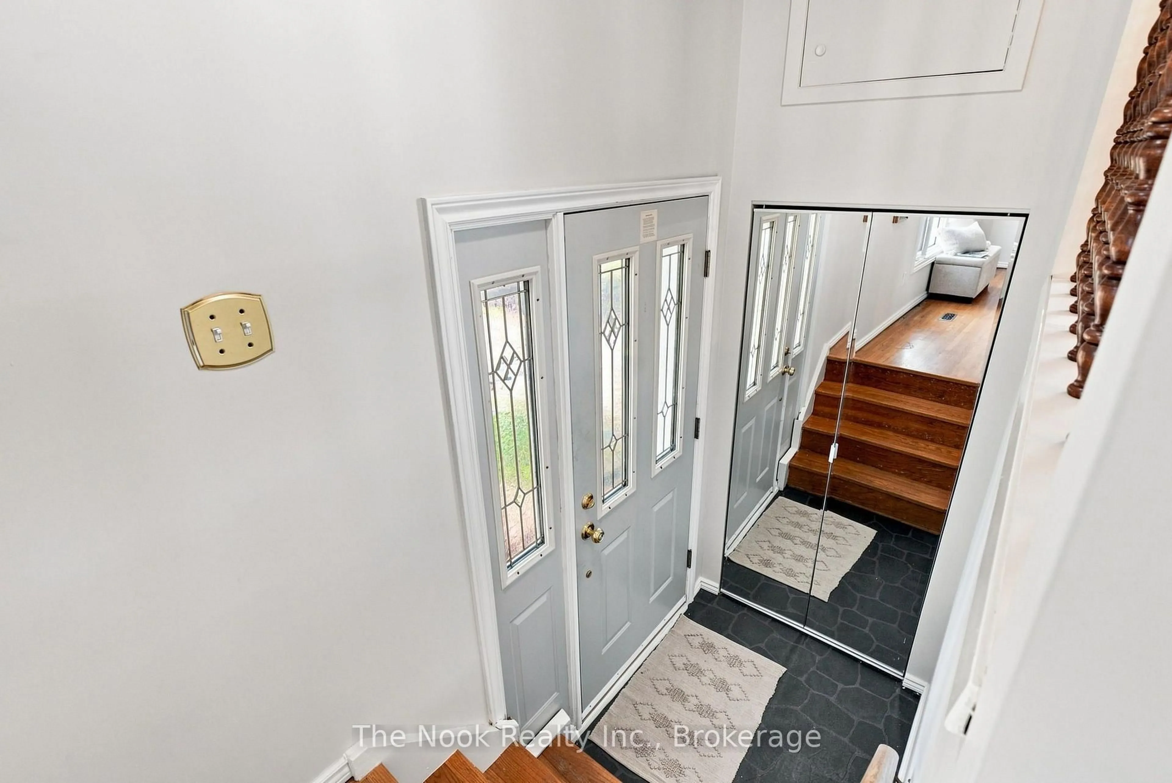 Indoor entryway for 274 Labrador Dr, Oshawa Ontario L1H 7E8