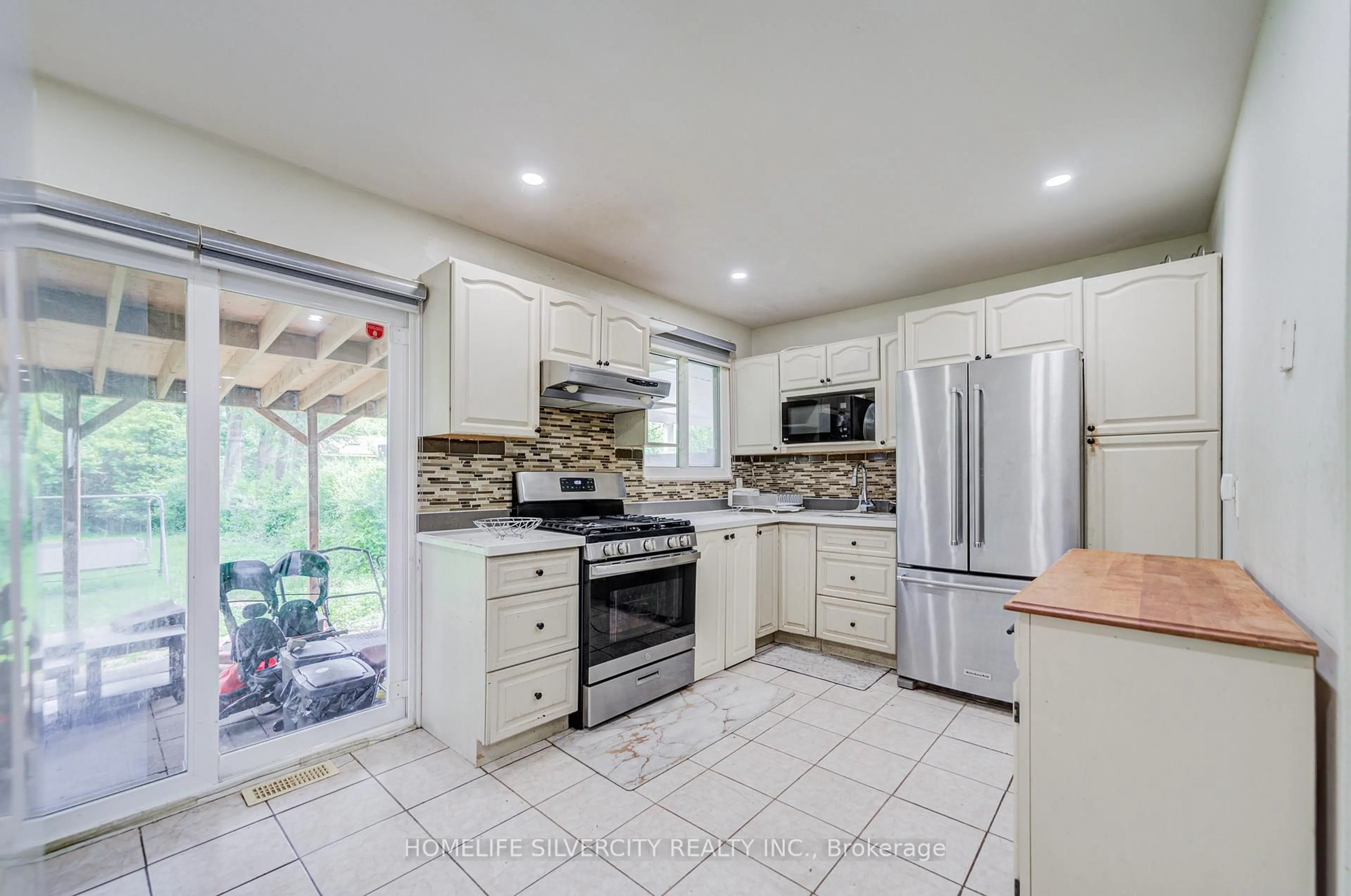 Open concept kitchen, ceramic/tile floor for 160 Purvis Cres, Toronto Ontario M1B 1H9