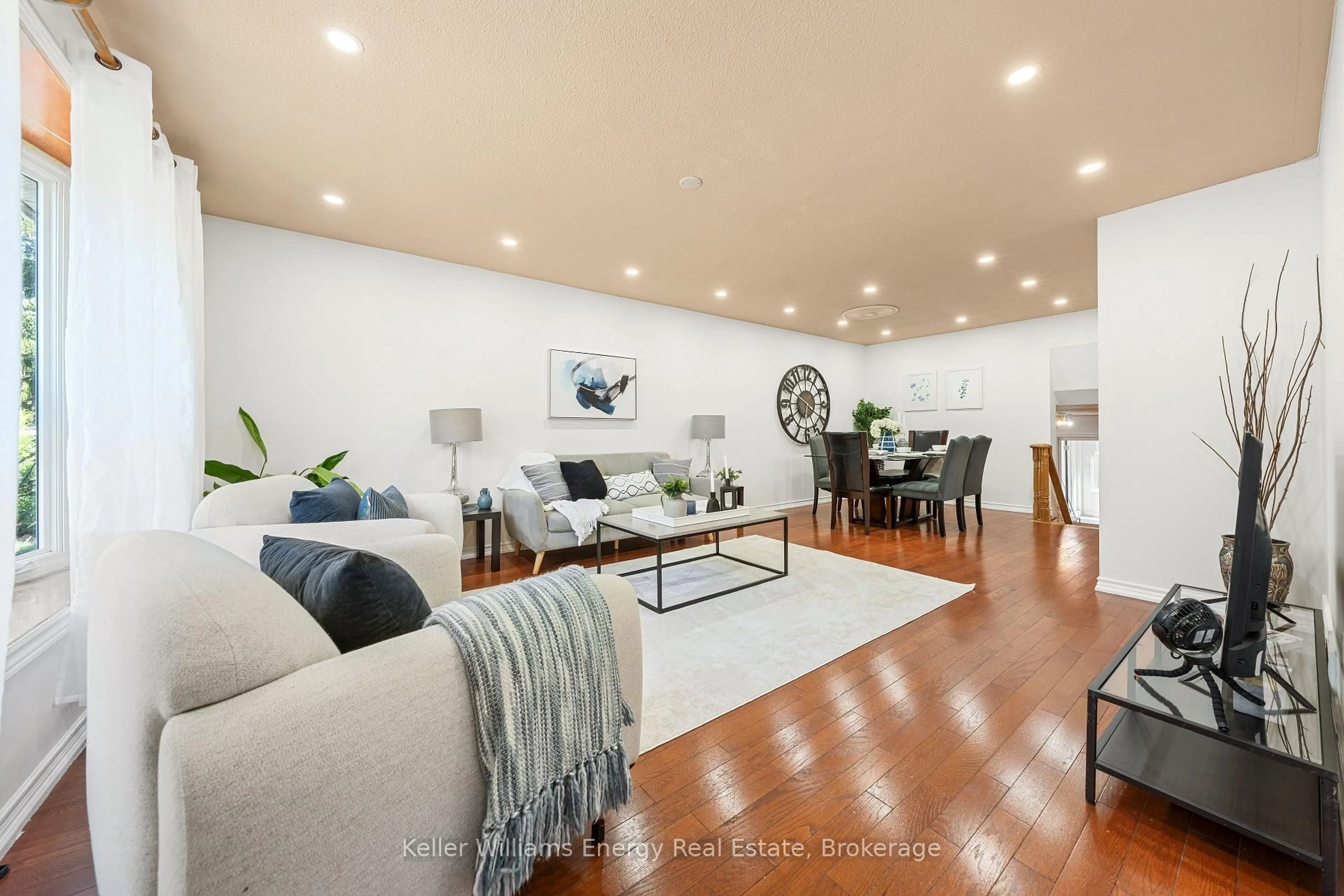 Living room with furniture, wood/laminate floor for 162 Merkley Sq, Toronto Ontario M1G 2Y8