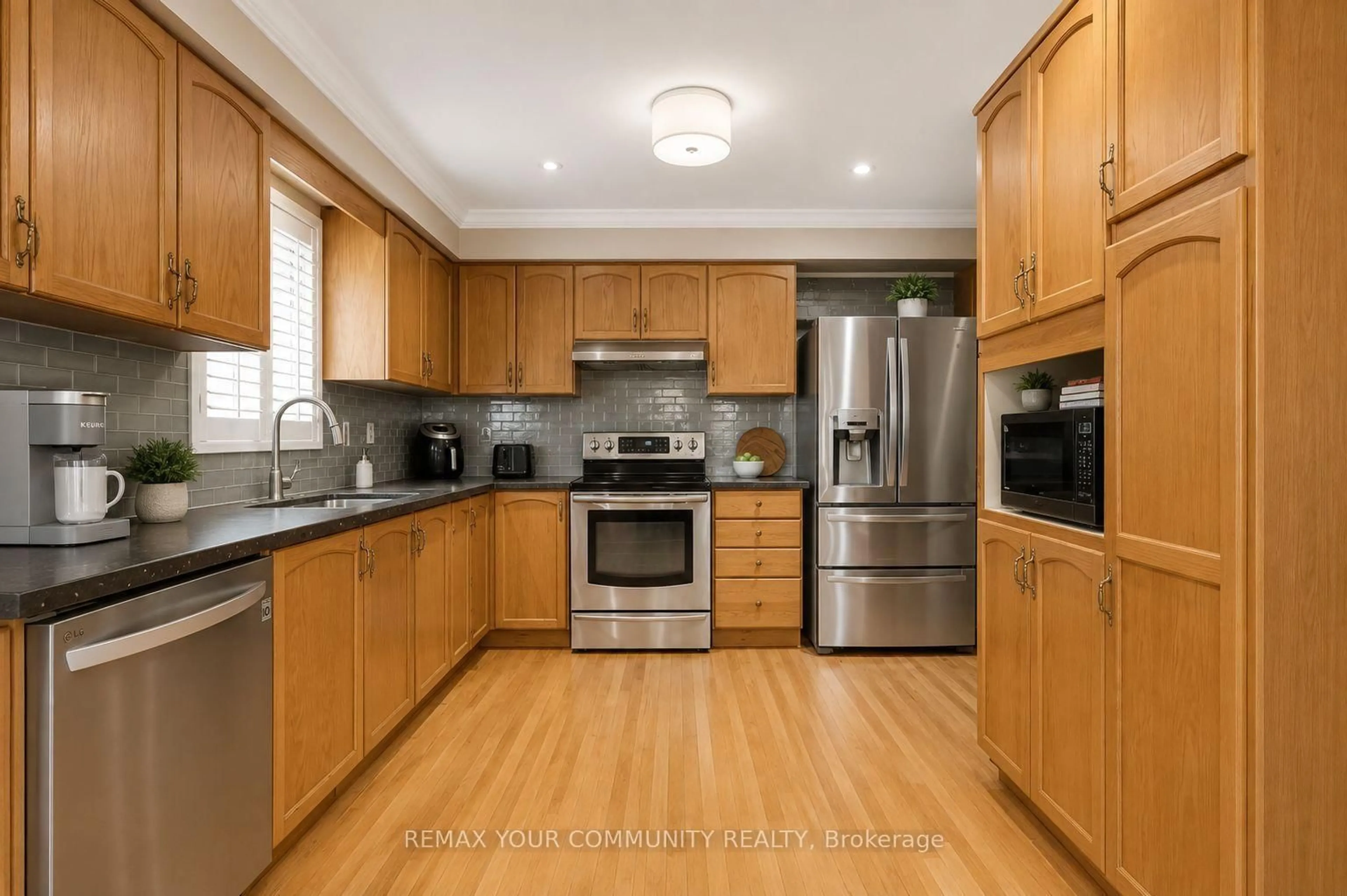 Open concept kitchen, wood/laminate floor for 81 Garden St, Whitby Ontario L1N 9E7