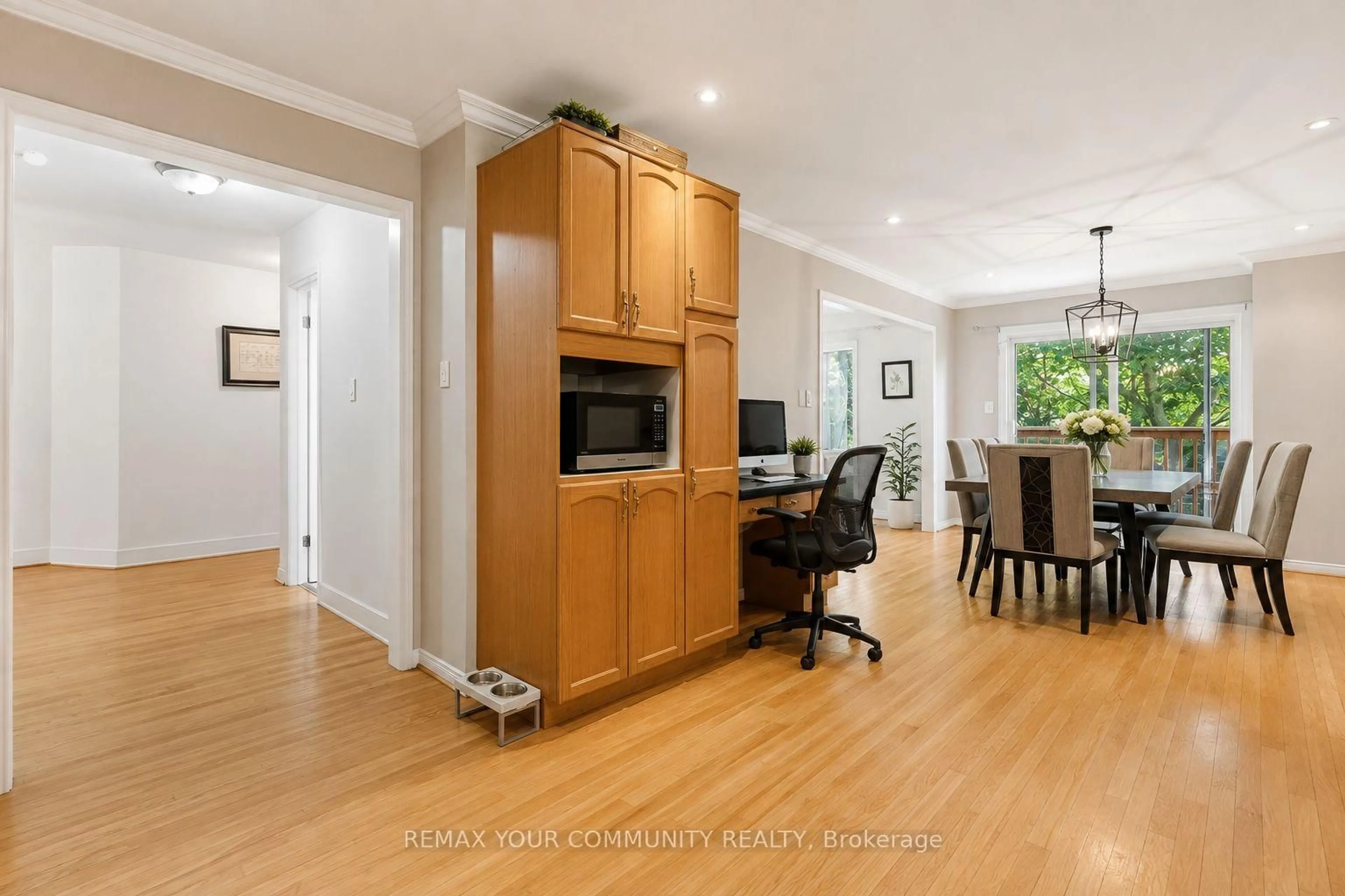 Open concept kitchen, wood/laminate floor for 81 Garden St, Whitby Ontario L1N 9E7