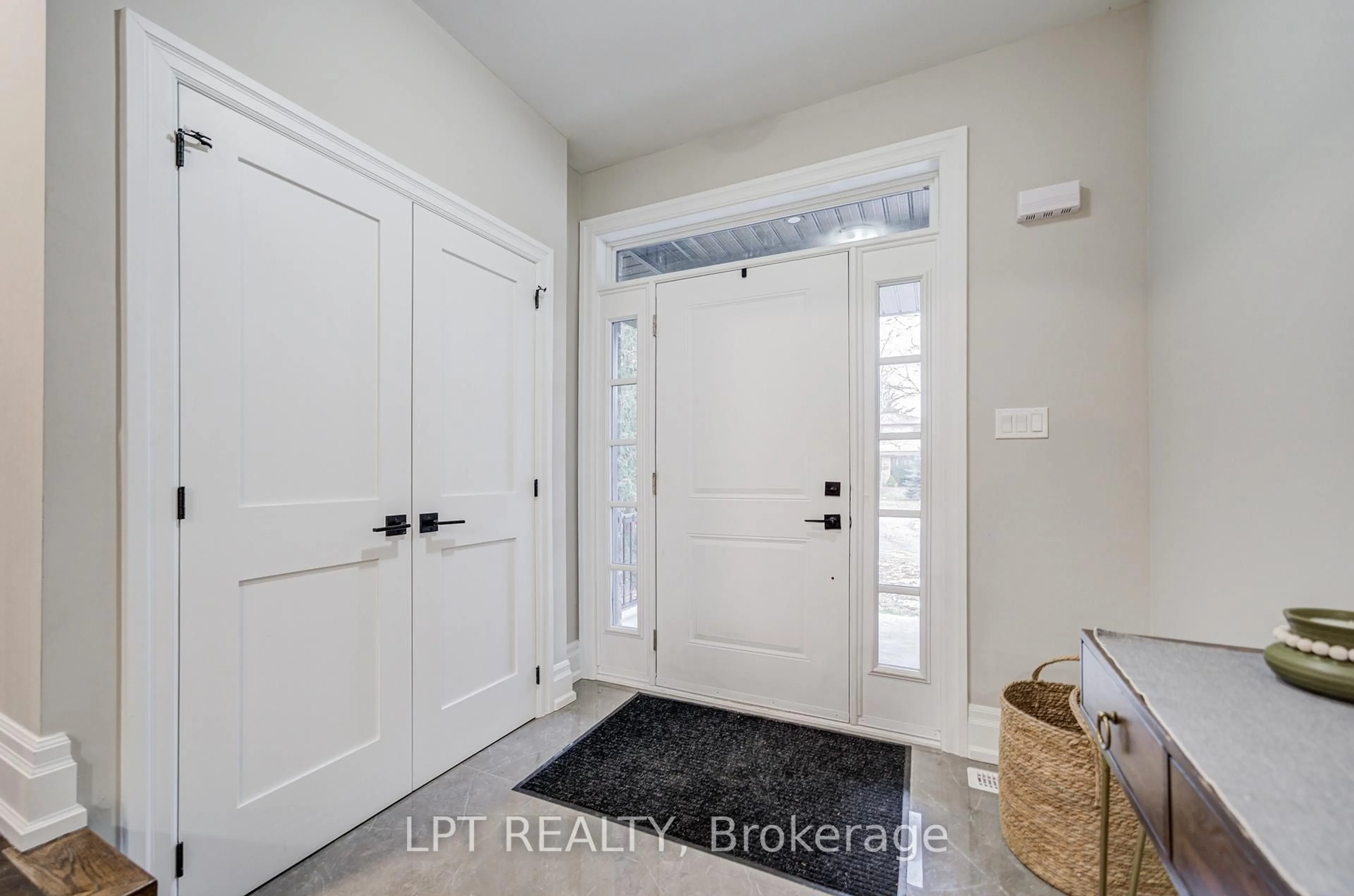 Indoor entryway for 363 Rosebank Rd, Pickering Ontario L1W 2N3