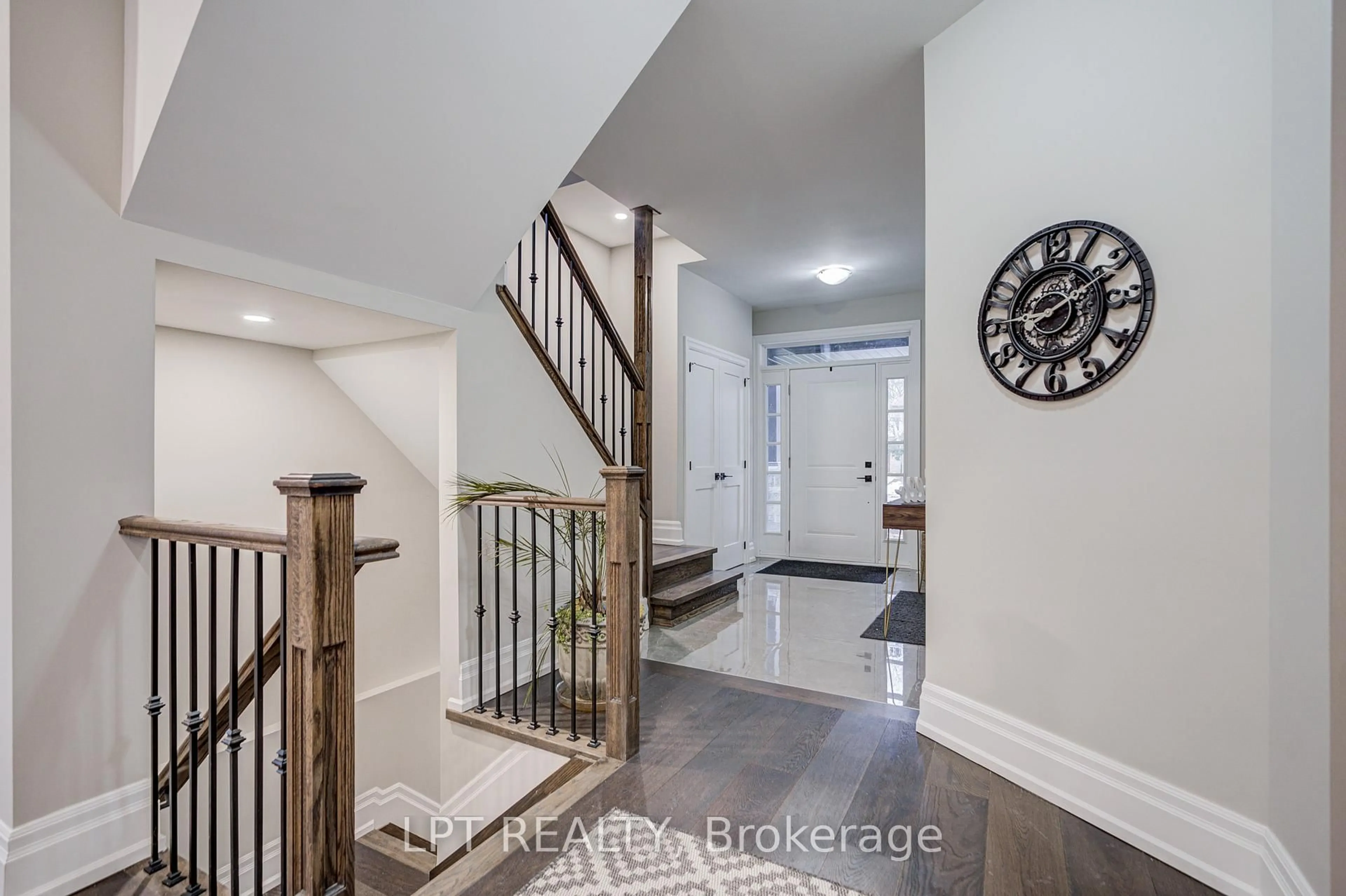 Indoor entryway for 363 Rosebank Rd, Pickering Ontario L1W 2N3