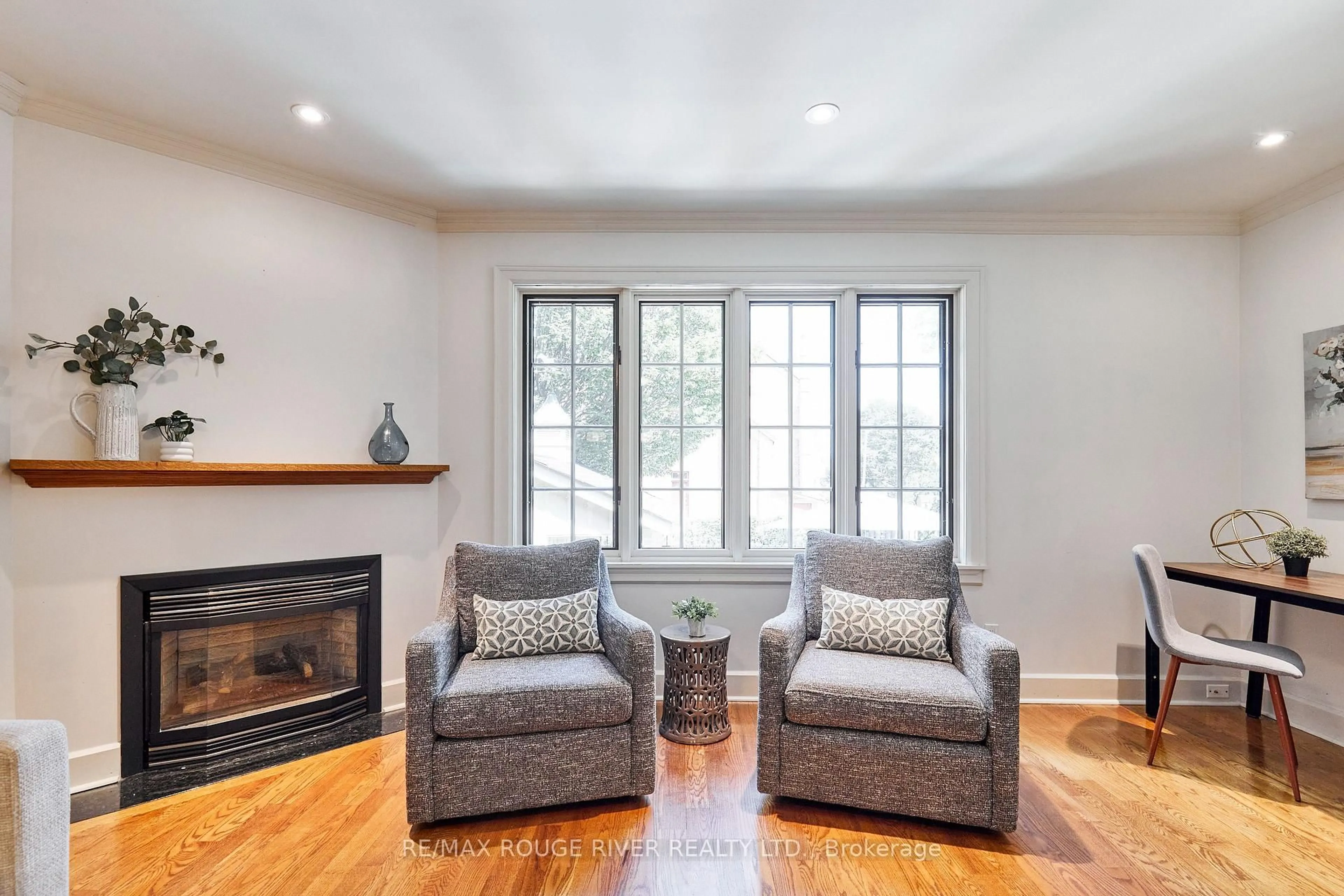 Living room with furniture, unknown for 513 Centre St, Whitby Ontario L1N 4W5