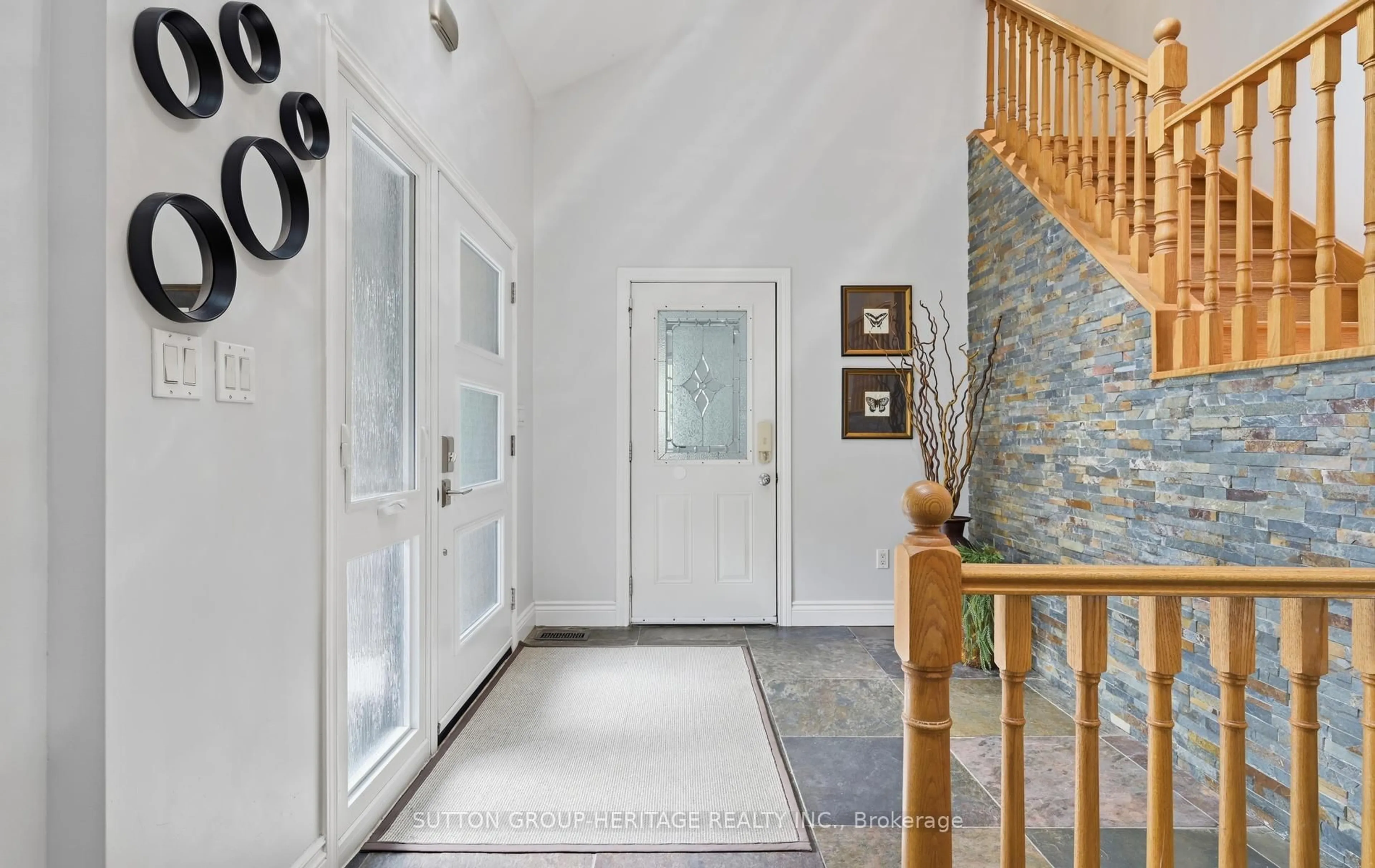 Indoor entryway for 62 Lakeside Beach Rd, Scugog Ontario L9L 1B4