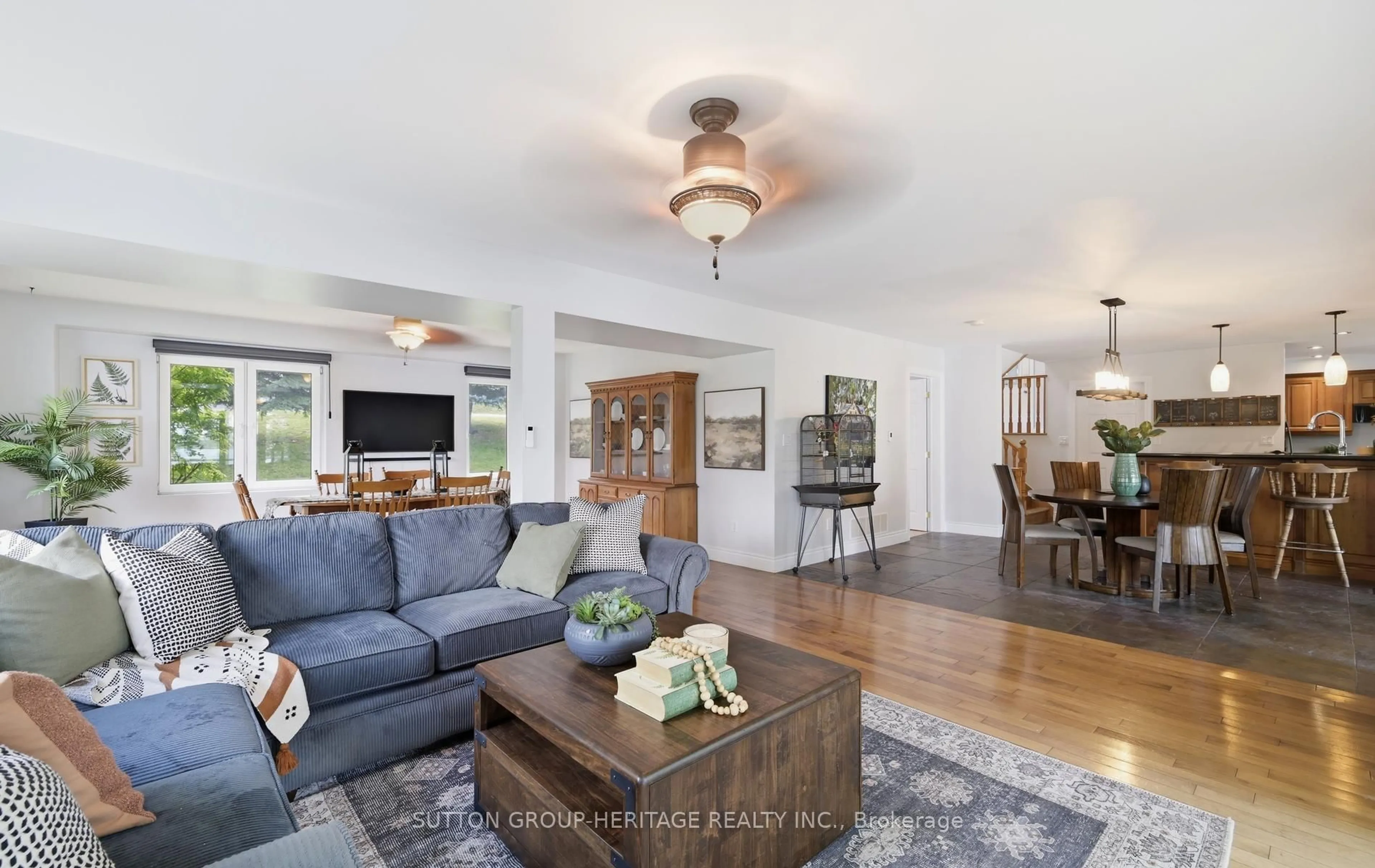 Living room with furniture, unknown for 62 Lakeside Beach Rd, Scugog Ontario L9L 1B4